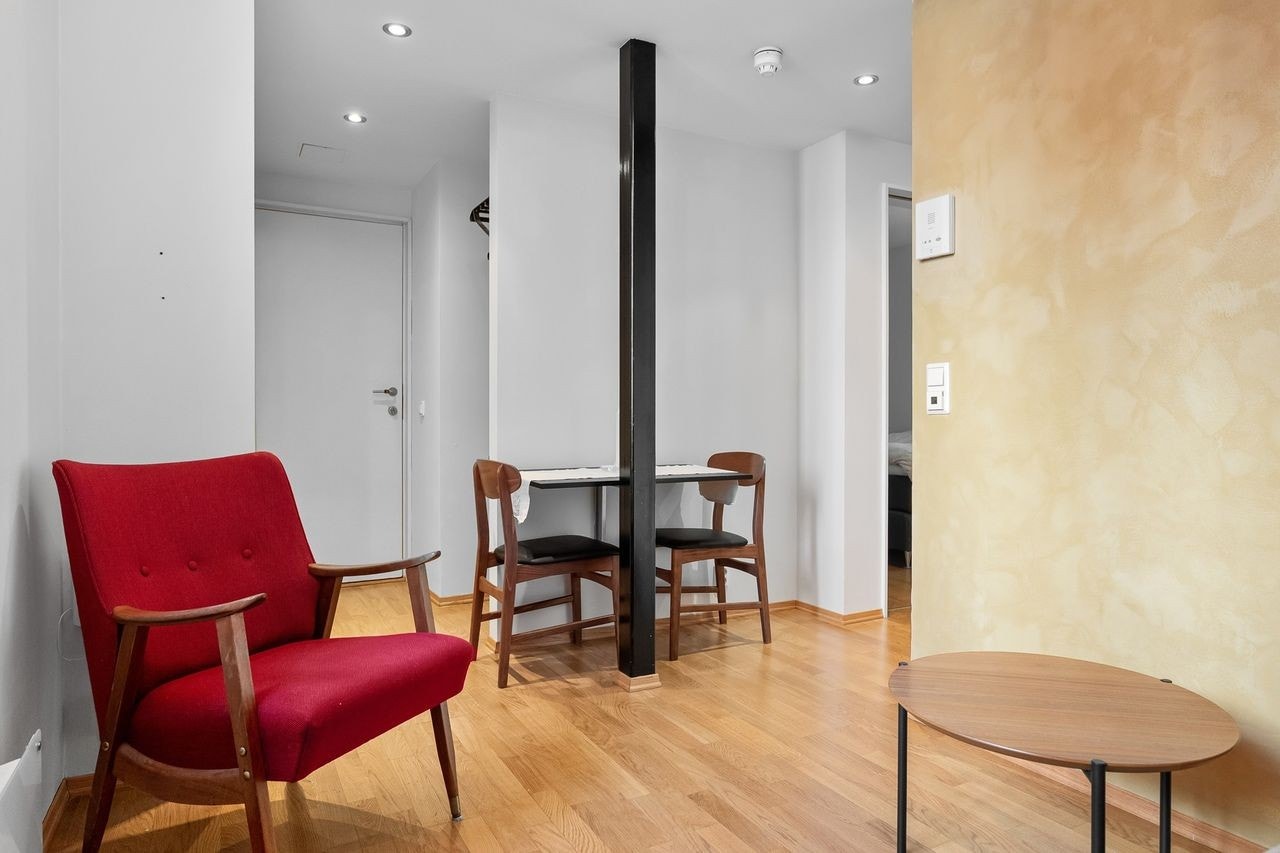 Spisebord med plass til to. Galleribilde