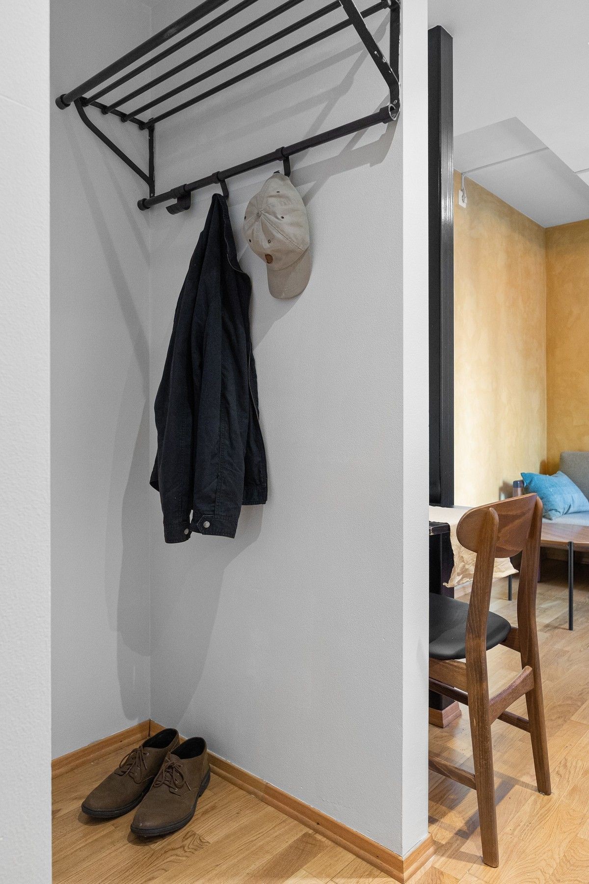 Entre med knagger og skohylle. Galleribilde
