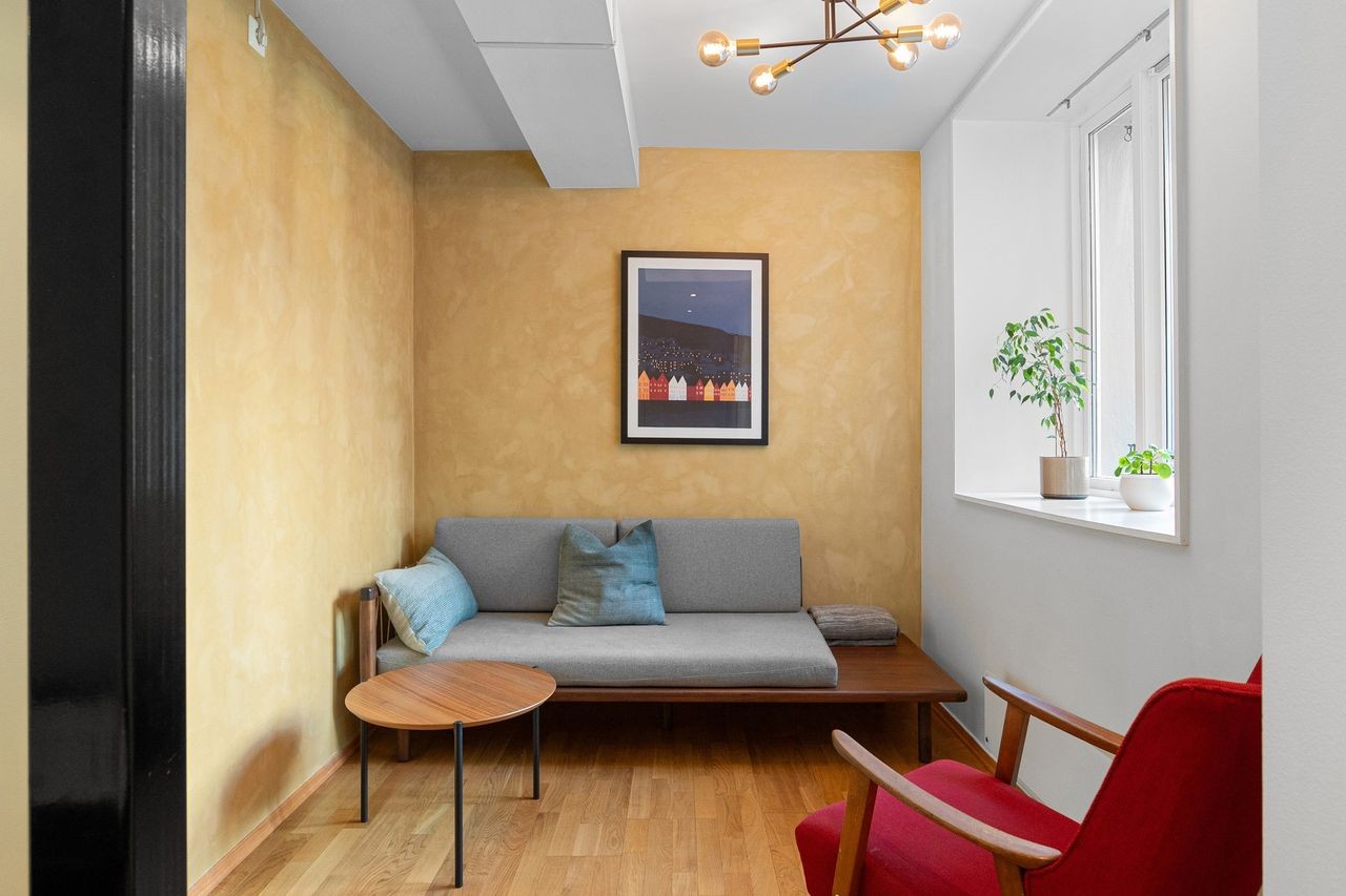 Koselig stuekrok. MERK: Sofaen og lenestolen på bildet er ikke i leiligheten. Stue kan innredes med sofa eller skrivebord etter leietakers preferanse. Galleribilde