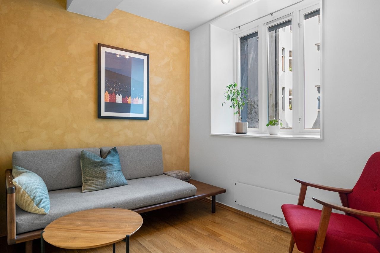 Stort vindu i stue, med godt lysinnslipp. Galleribilde