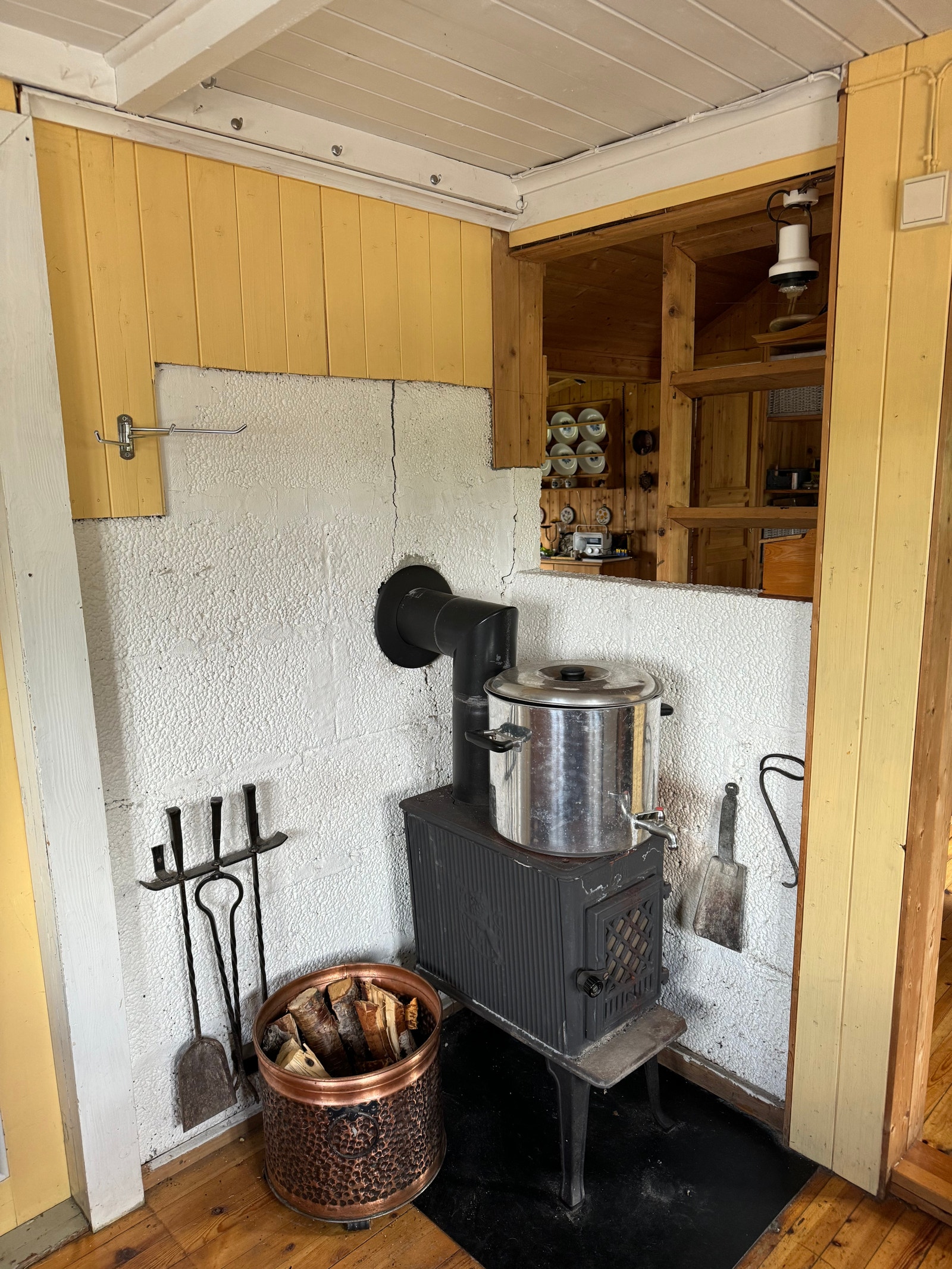 Vedfyring på kjøkken med vannvarmer. Galleribilde