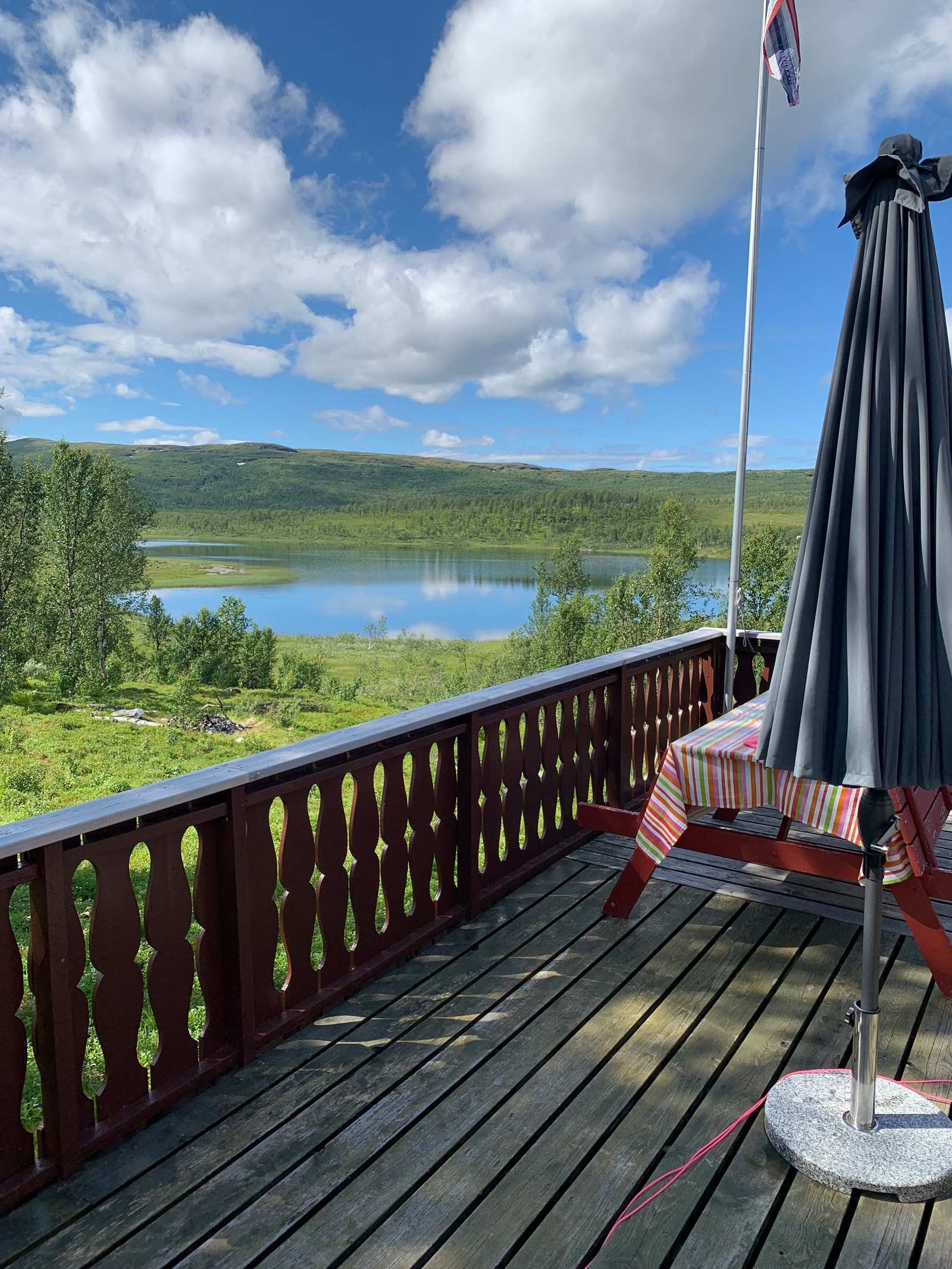 Terasse med utsikt mot Krokvatnet og Nydalsheia. Galleribilde