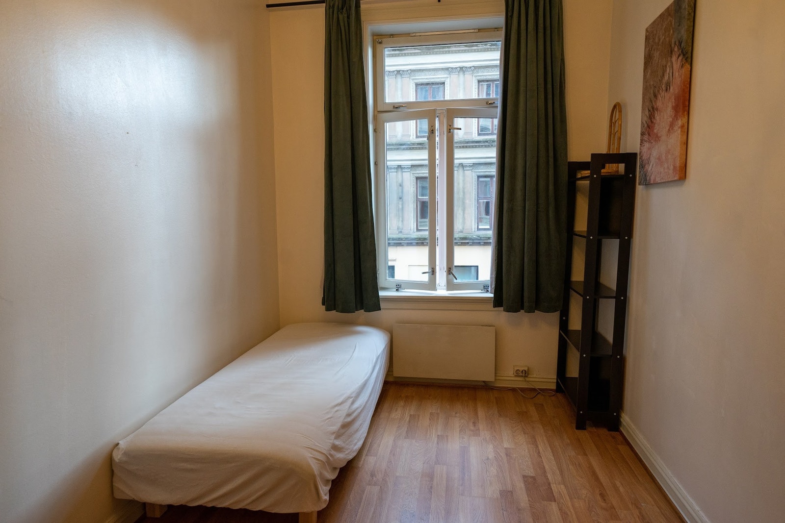 Utsikt mot gata. Gardinene er lystette. senga kan byttes i en større. Galleribilde