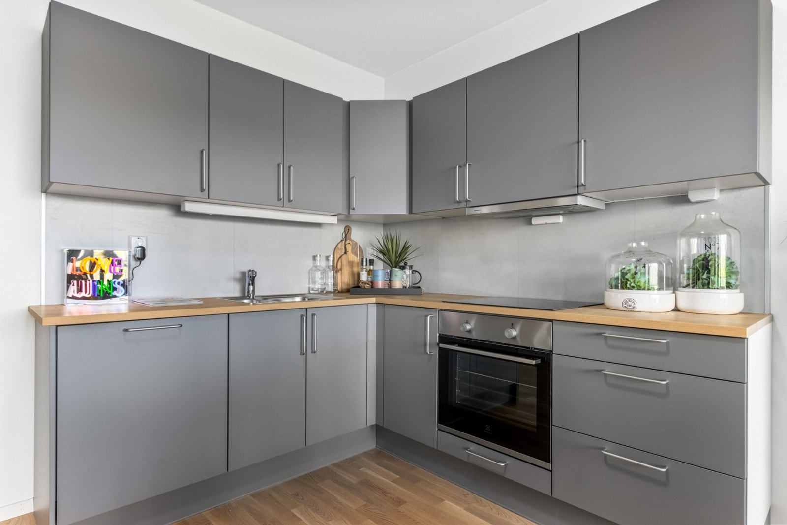 Kjøkken med integrerte hvitevarer. Galleribilde