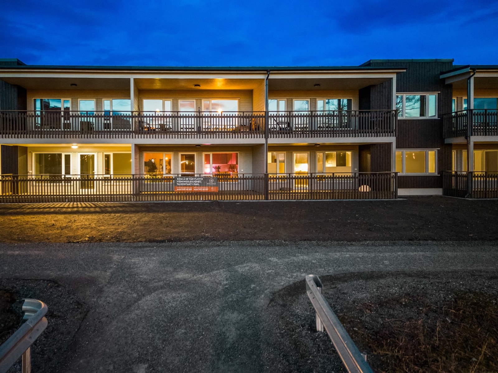 Gangsti over til matbutikk. Galleribilde