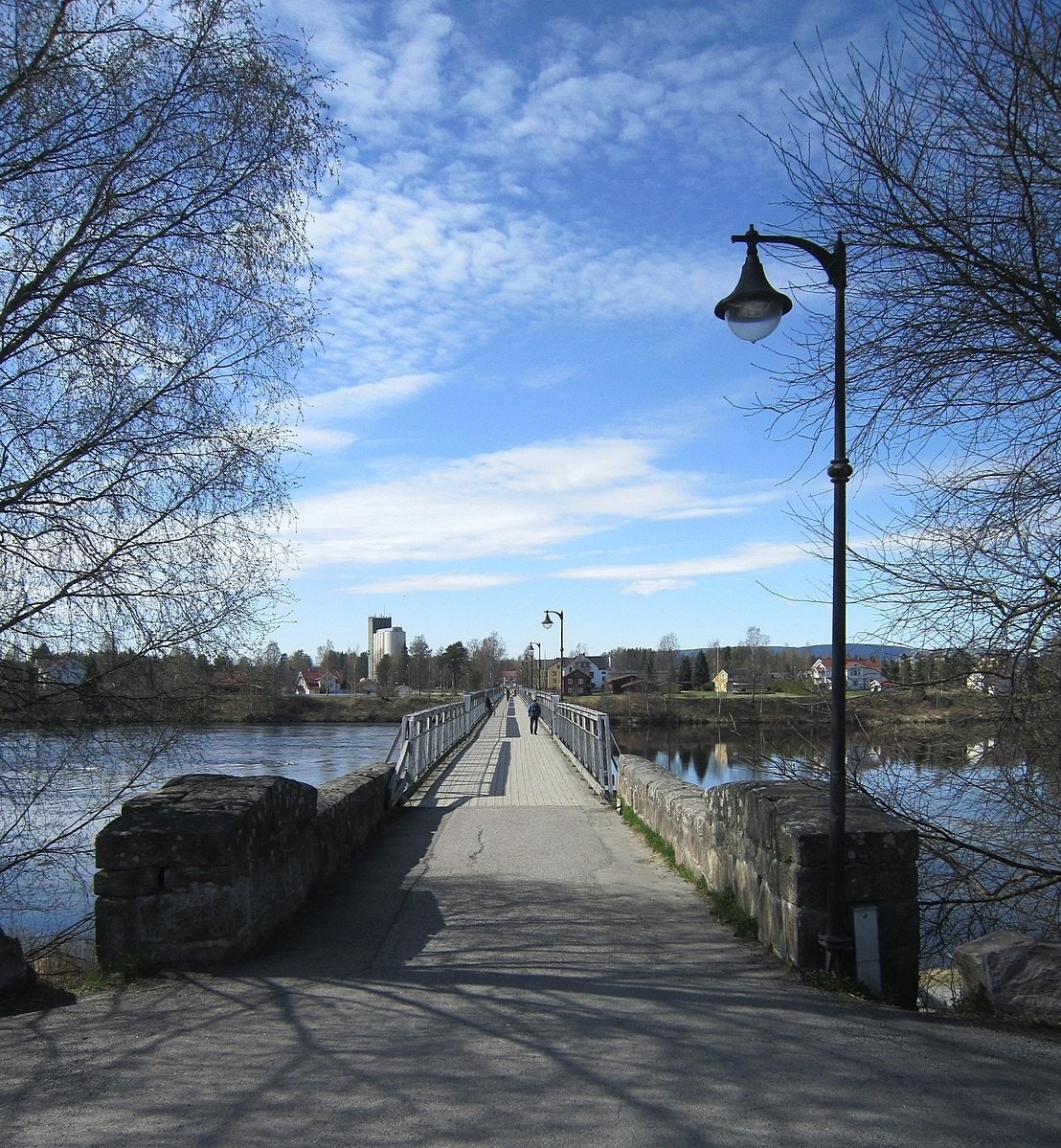 Det er gang- og sykkelvei direkte til Høyskolen (HINN) over Gamlebrua. Ca. 5 min på sykkel og 15 min gangavstand. Galleribilde