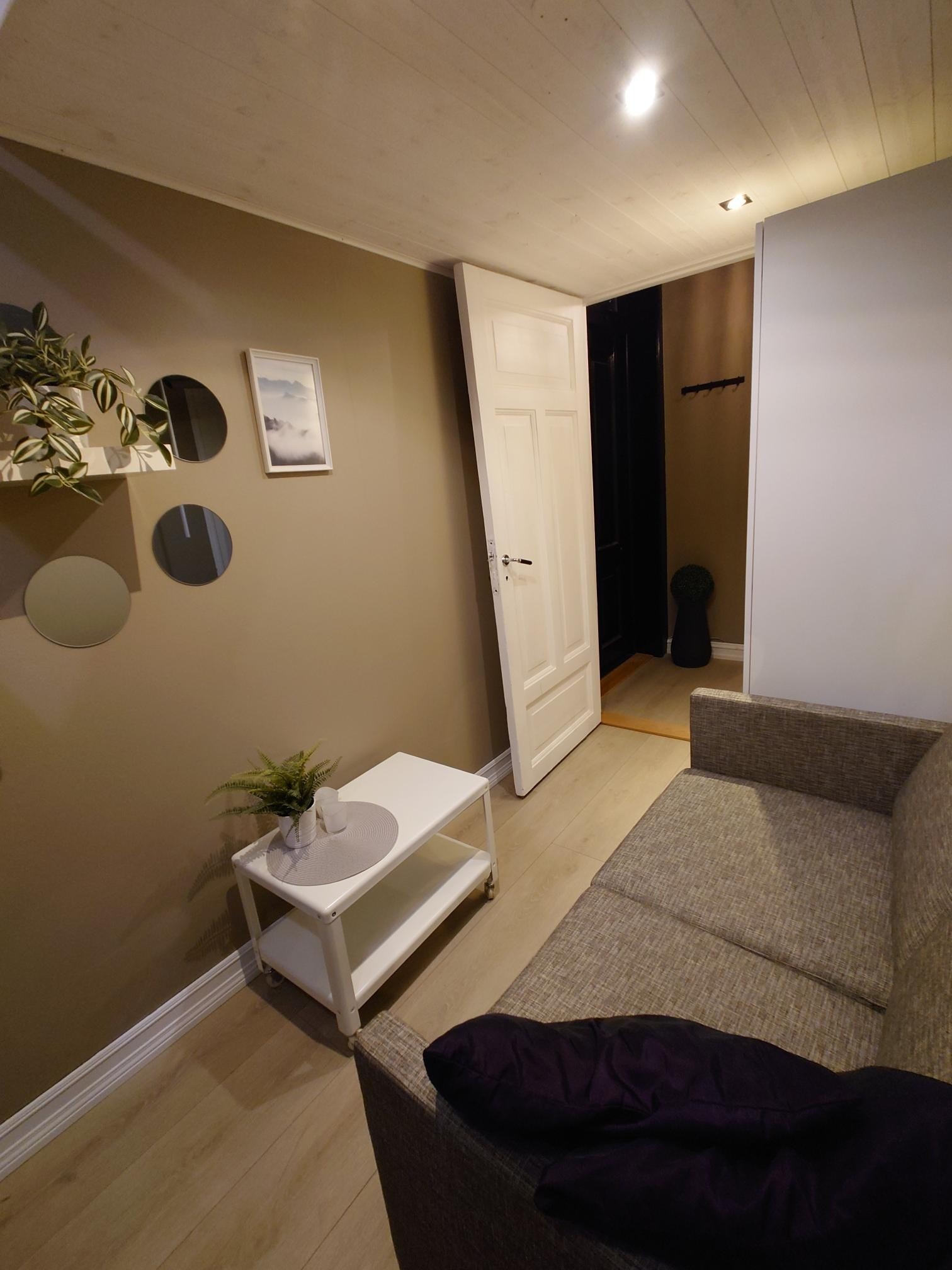 Rom 1 - TV med Chromecast henger på veggen Galleribilde