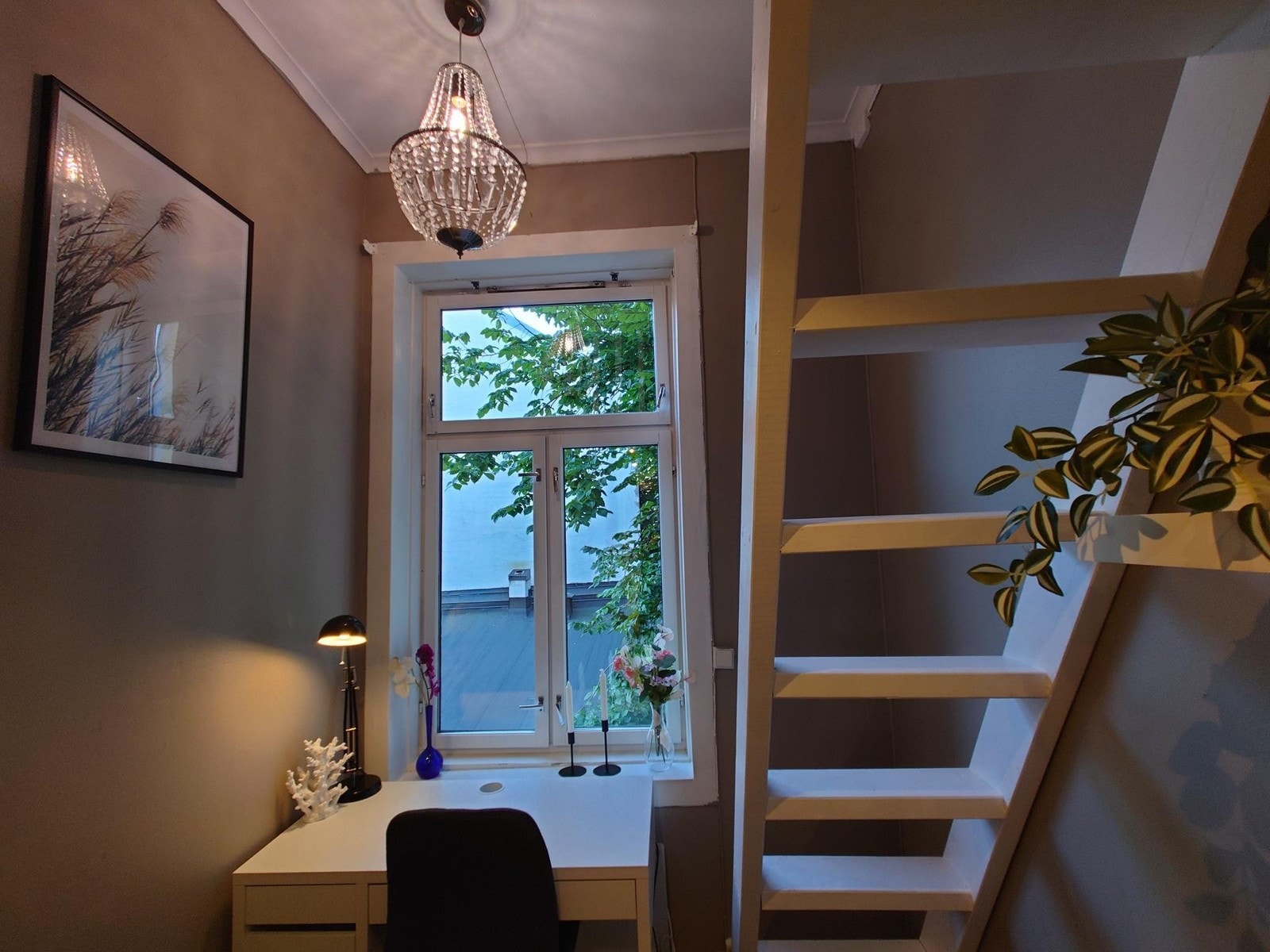 Rom 1 med flott lysekrone og skrivebord Galleribilde