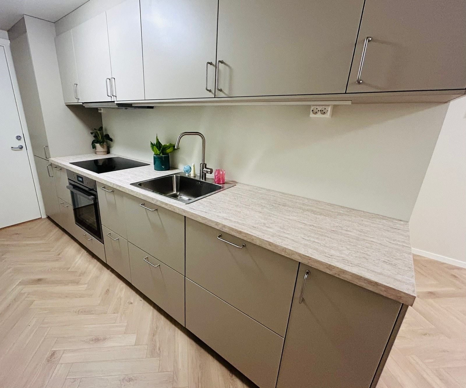 Kjøkken, induksjon, oppvaskmaskin, kjøl/frys mv. Galleribilde