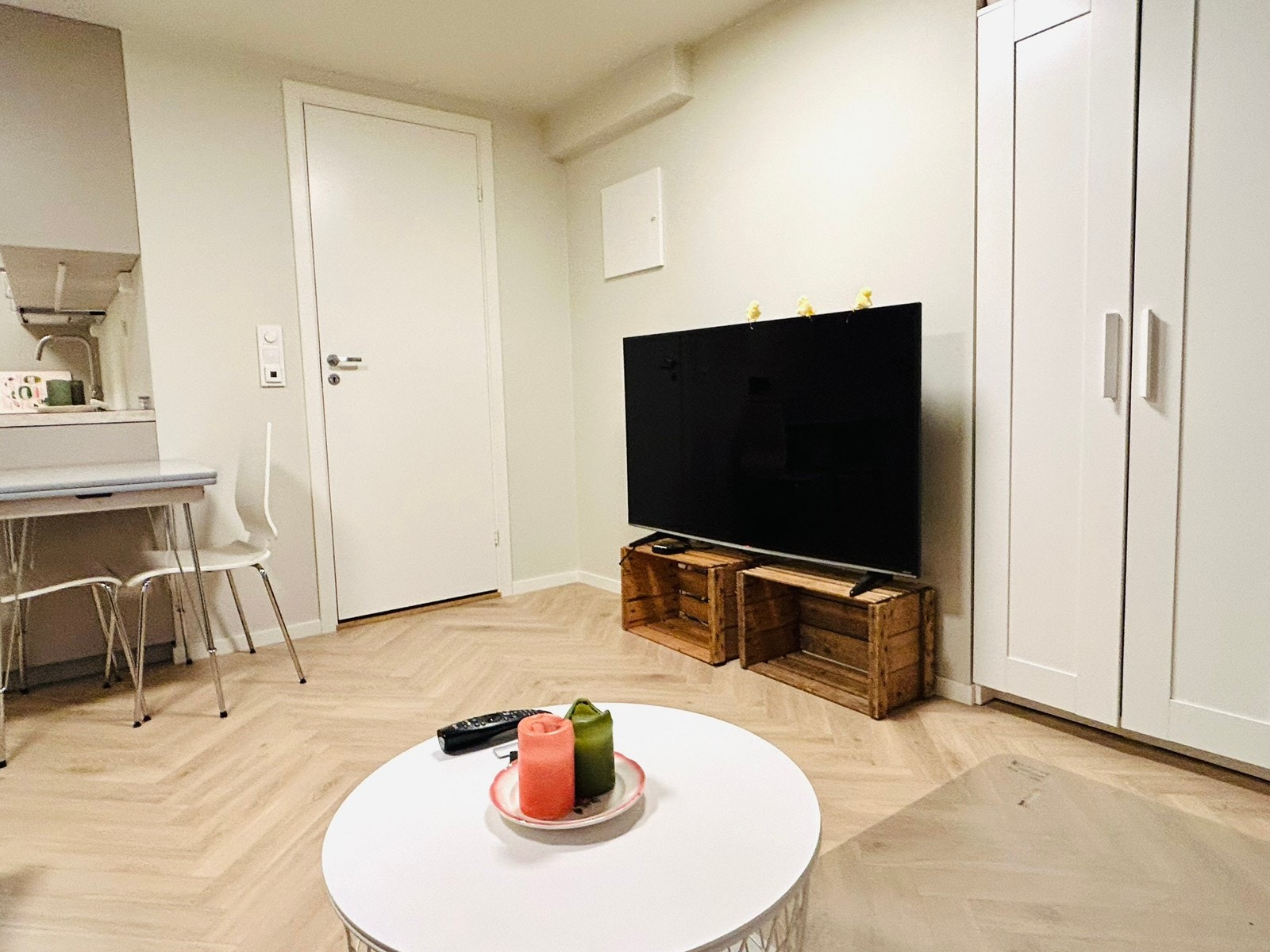 Stue mot bad (tv følger med) Galleribilde