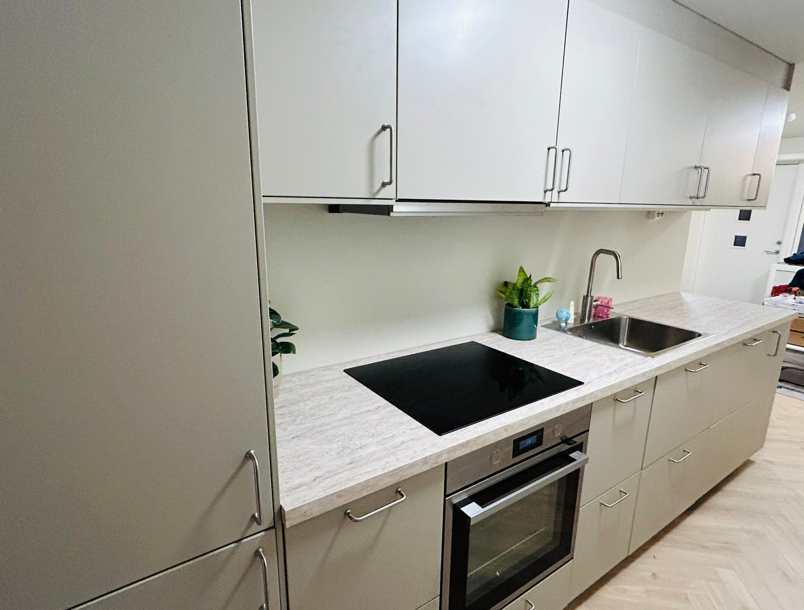 Kjøkken. Kjøl/fryser mm. LED-lys. Galleribilde