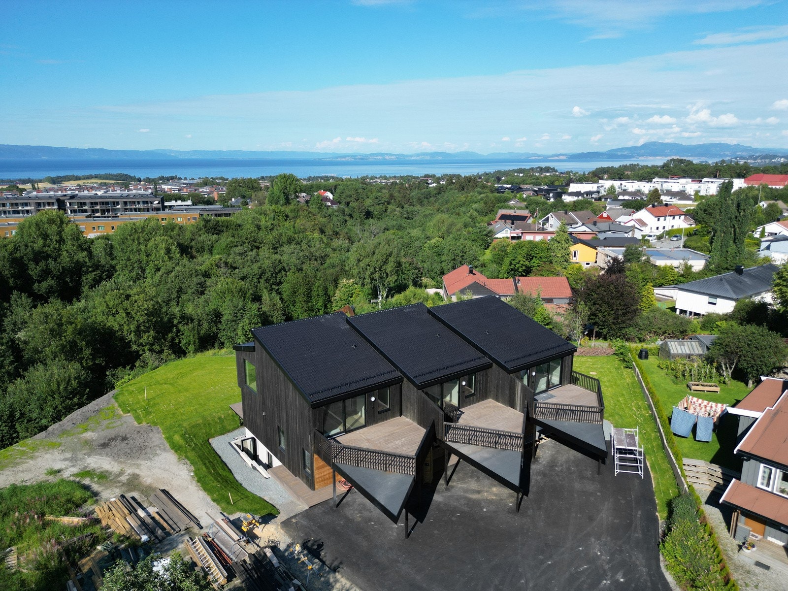 Det er carporter med tilhørende bod. Galleribilde