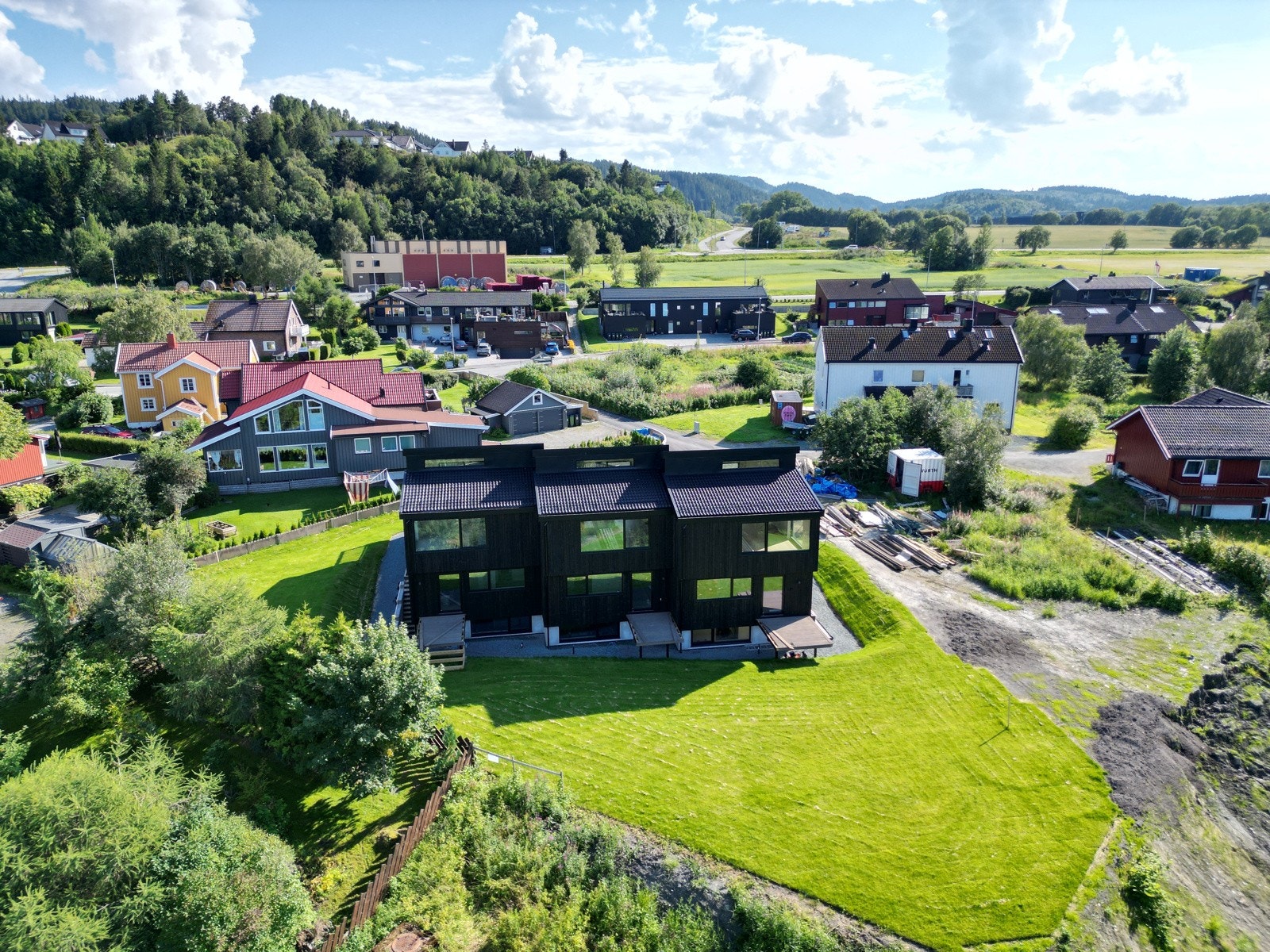 Opparbeidet med med plen og gjerde. Galleribilde