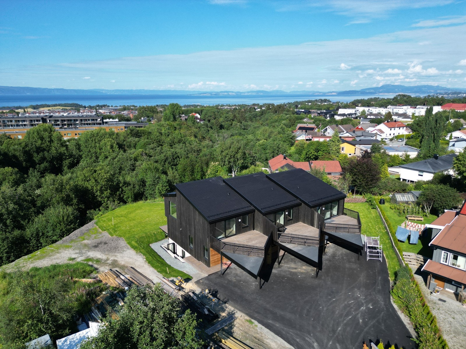 Asfaltert gårdsplass. Galleribilde