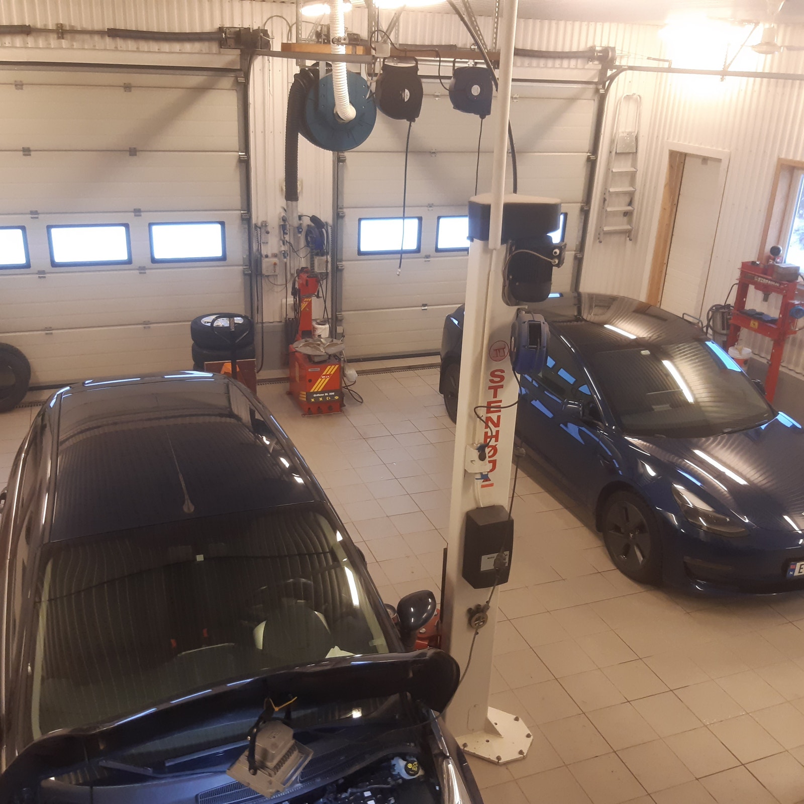 Verkstedet kan varmes opp med trefase elektrisk vifte, 75kw vekjeleanlegg eller 25kw dieselvarmer. Galleribilde
