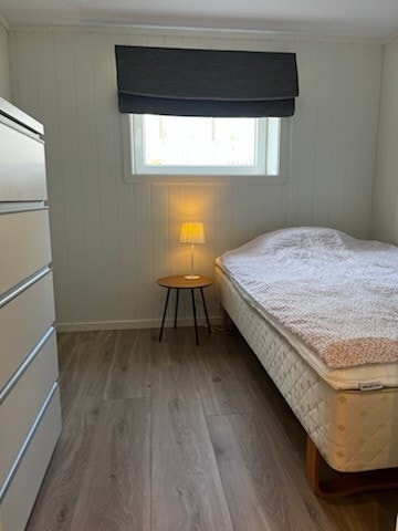 Soverom 1 med stor kommode. Galleribilde