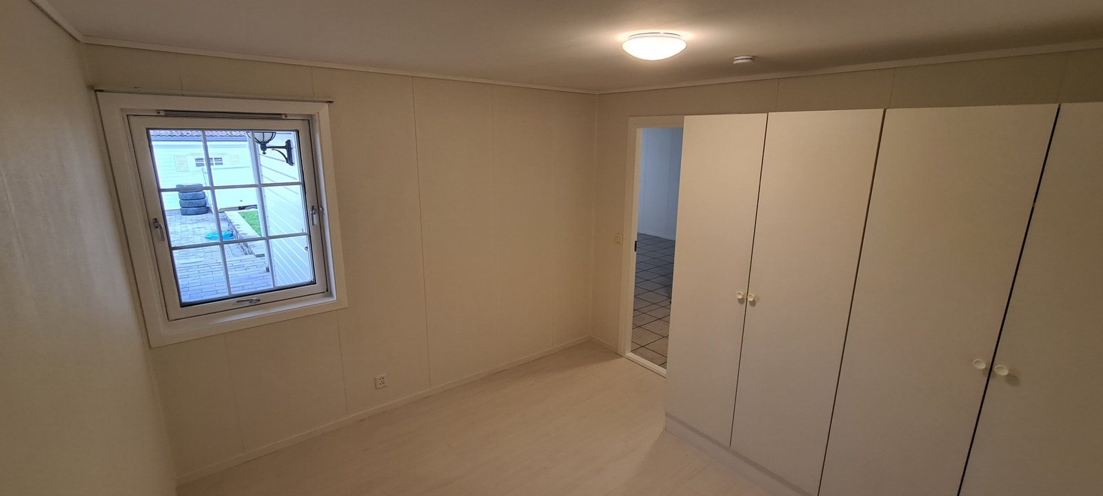 Soverom med 2 garderobe skap. Galleribilde