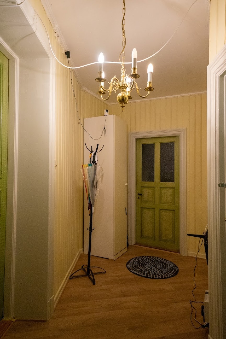Gangen med lysekrone i messsing Galleribilde