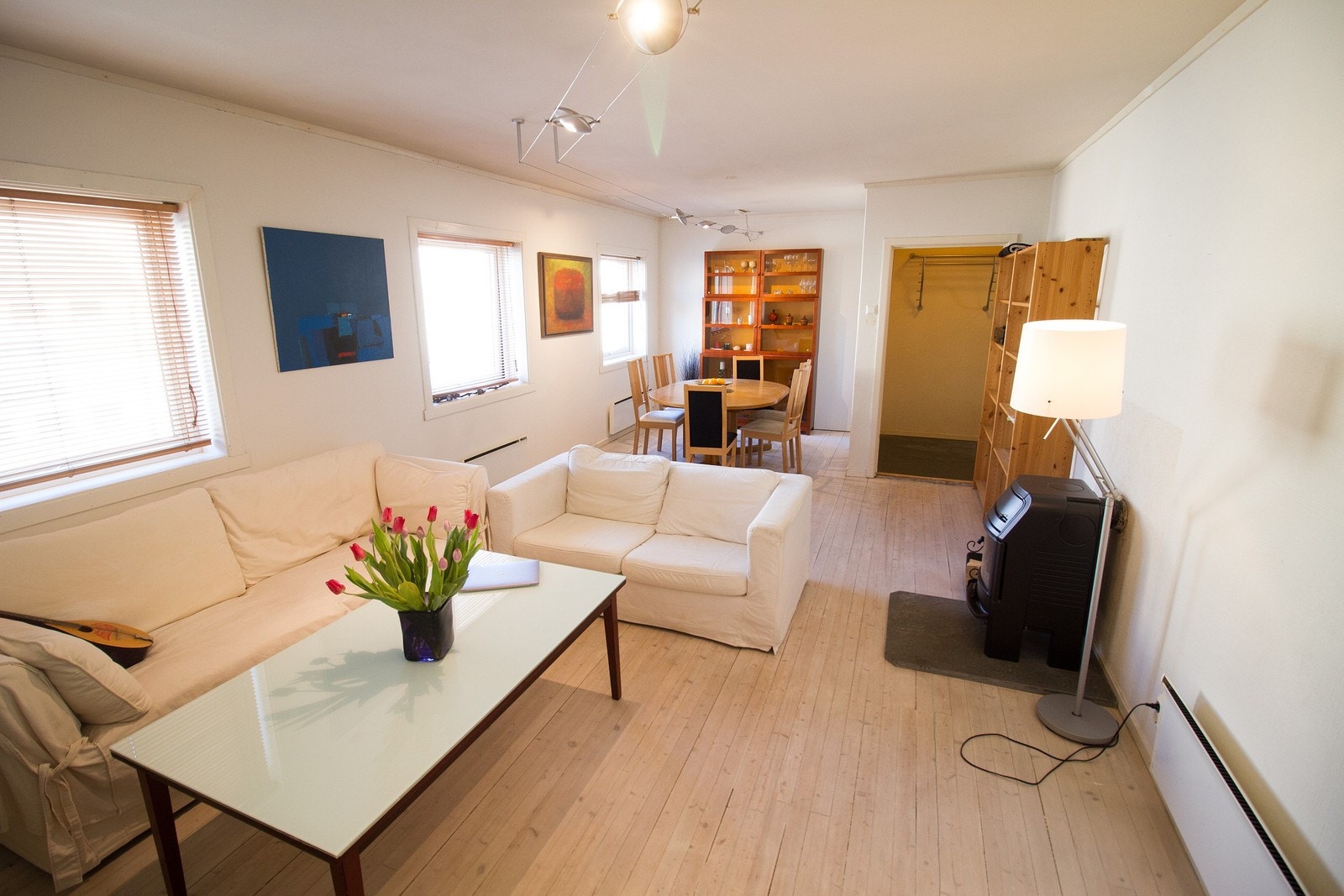 Stue. (Alle bildene er tatt med vidvinkelobjektiv som gjør at rom ser "større" ut) Galleribilde