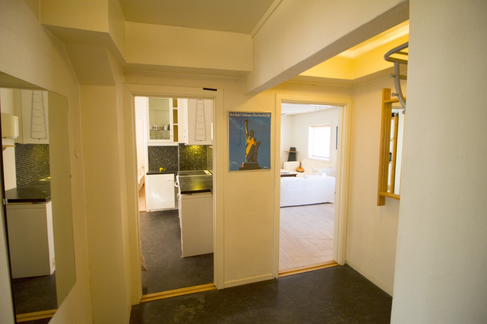 Hall mot kjøkken/sov1 og stue Galleribilde