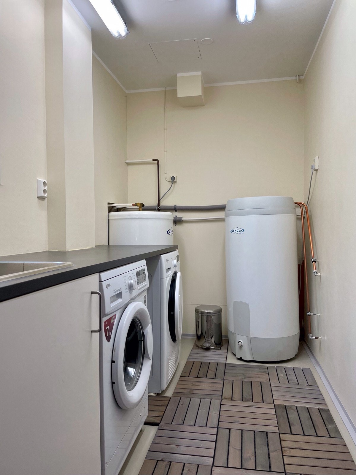 Vaskerom med vaskemaskin og tørketrommel Galleribilde