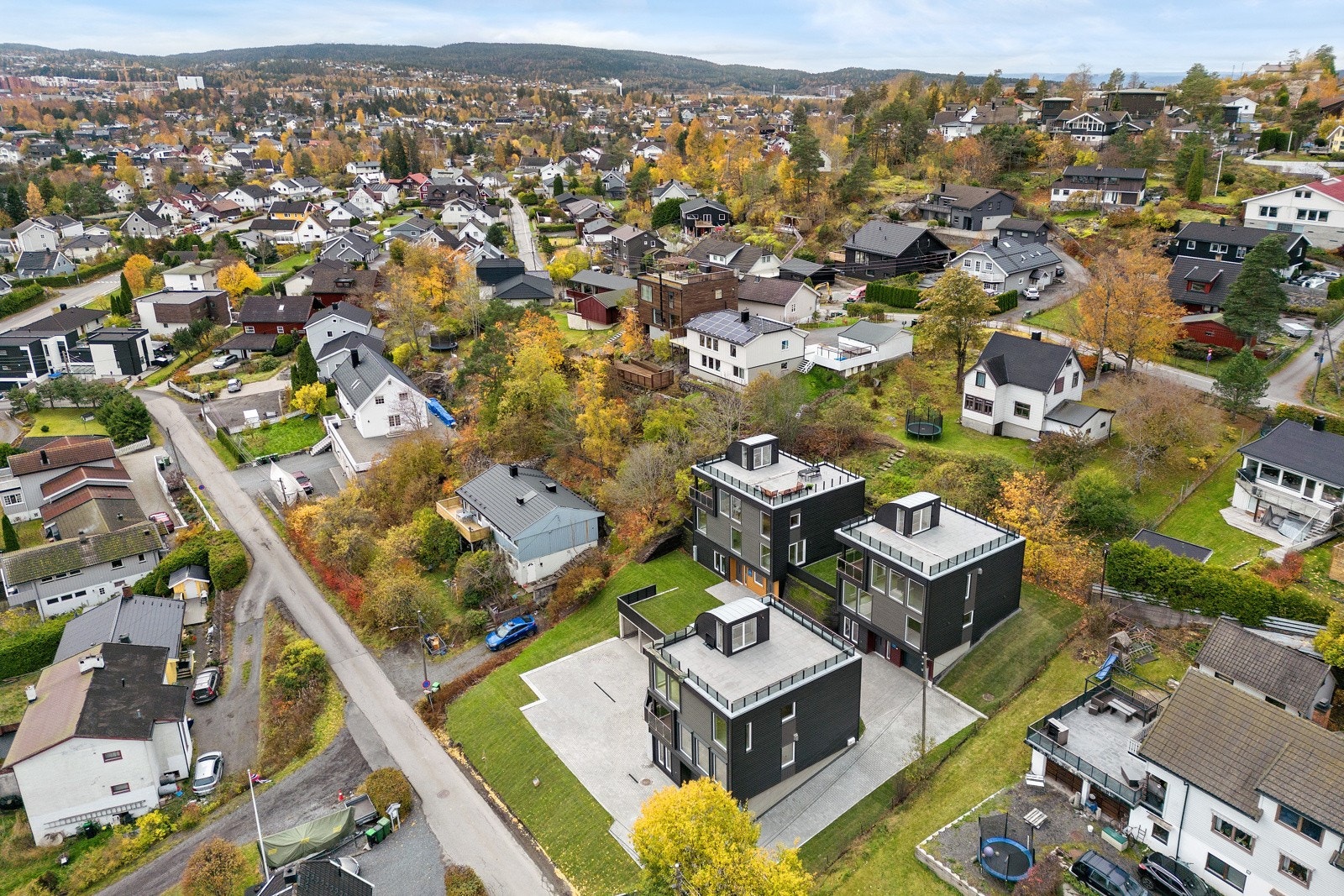 8A er solgt, 8B og C er ledige ferdigattest er gitt for hele tiltaket 04.10.2024. Fellestomten er flott opparbeidet med fellesgarasje, belegningstein og plenarealer Galleribilde