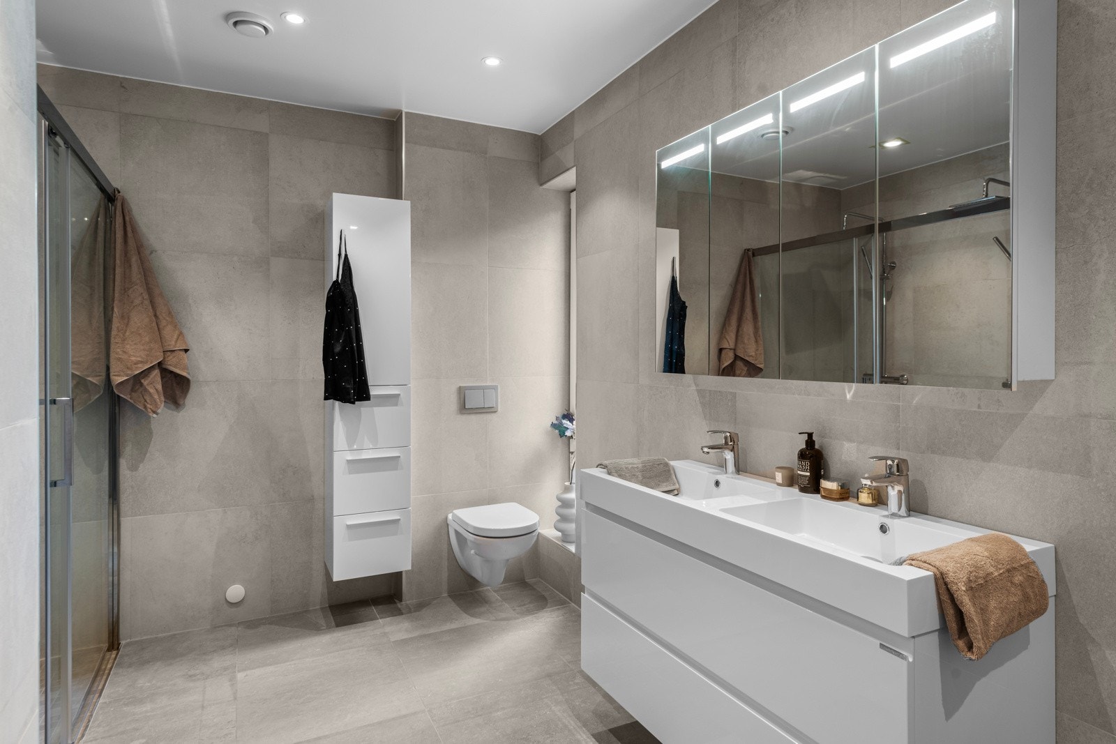 Delikat bad med dobbeldusj, dobbel servant, wc og moderne innredning Galleribilde