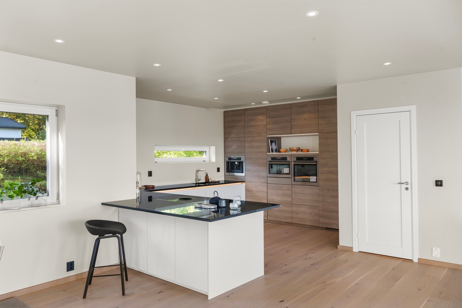 Kvalitetskjøkken fra tyske Rotpunkt. Integrert kjøl, frys, kaffemaskin, 2x ovner, oppvaskmaskin, vinskap og induksjonstopp Galleribilde