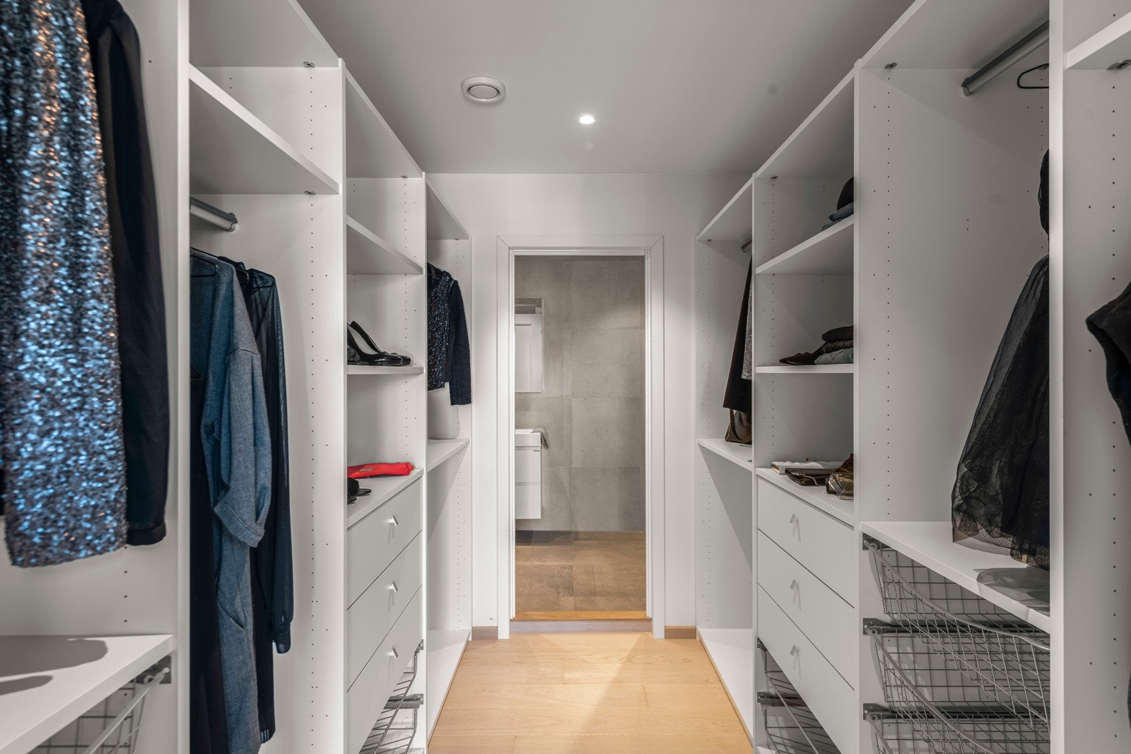 Foreldreavdelingen har tilknyttet komplett walk-in closet Galleribilde