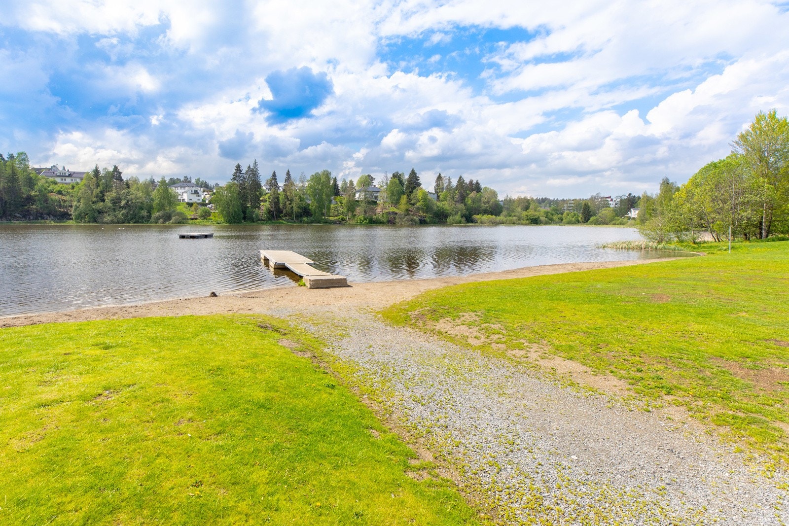 Langvannet med fine turområder og flere badestrender. Galleribilde