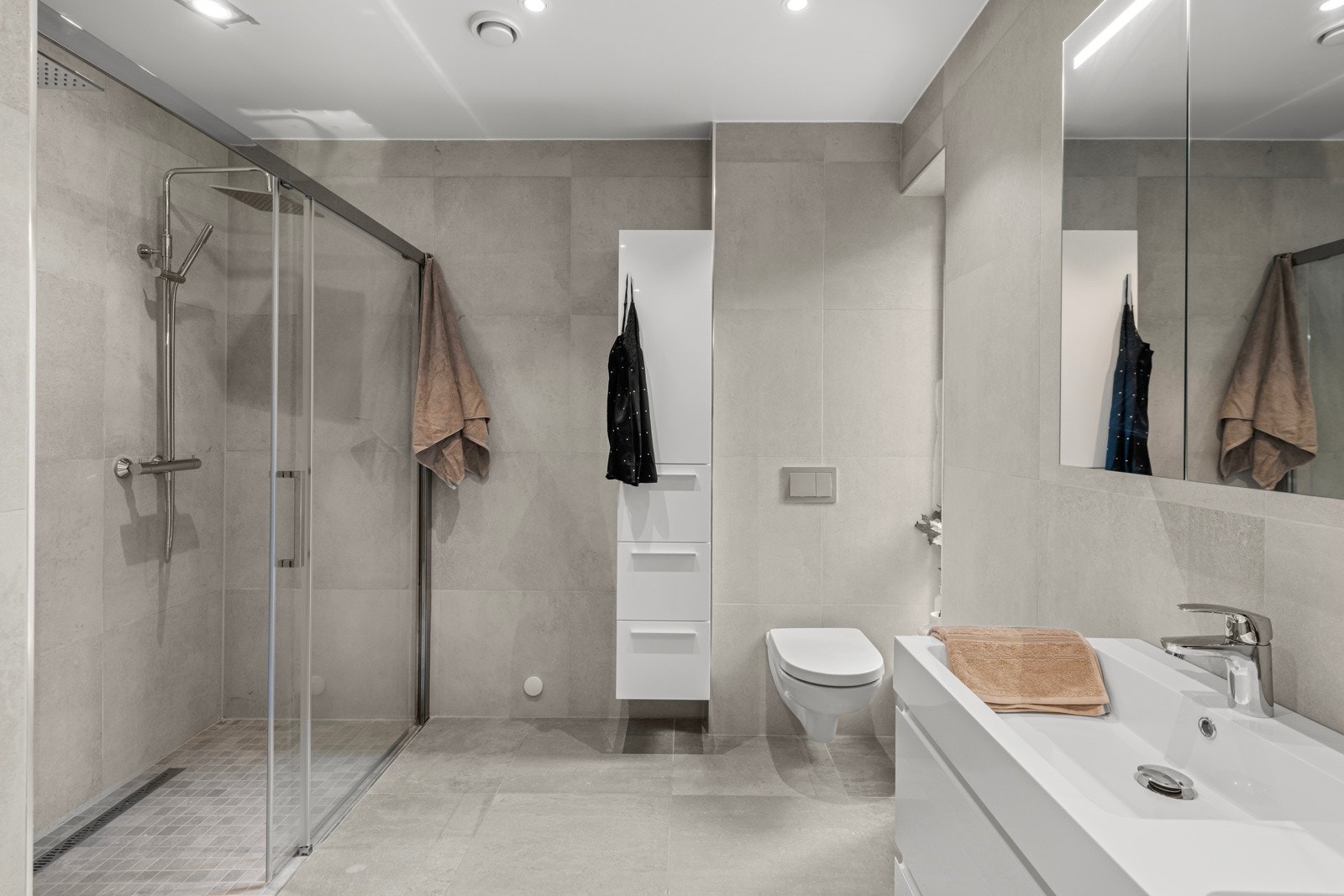 Delikat bad med dobbeldusj, dobbel servant, wc og moderne innredning Galleribilde