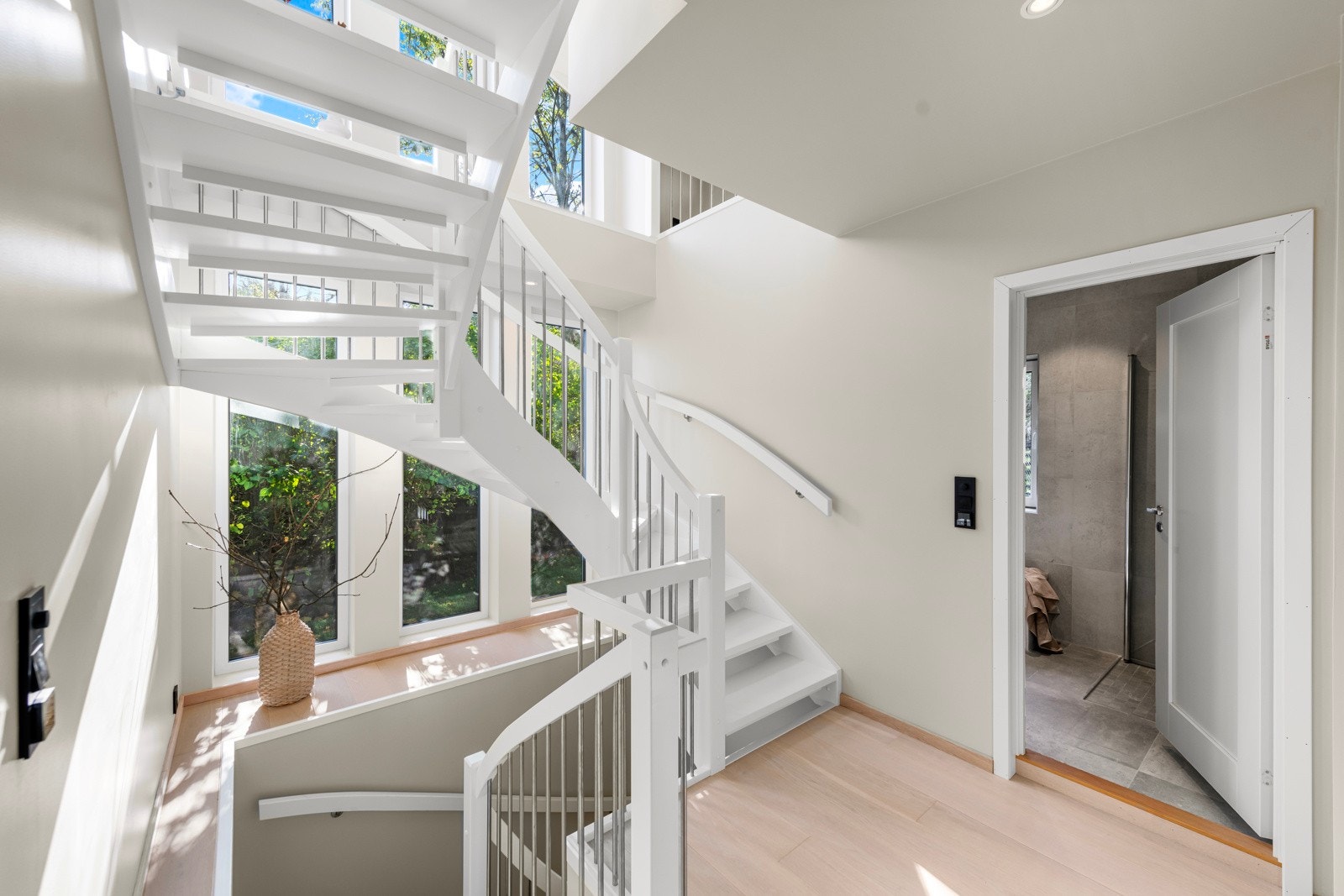 1.etasje inneholder foreldreavdeling med soverom, bad og walk-in samt ytterligere 3 soverom Galleribilde