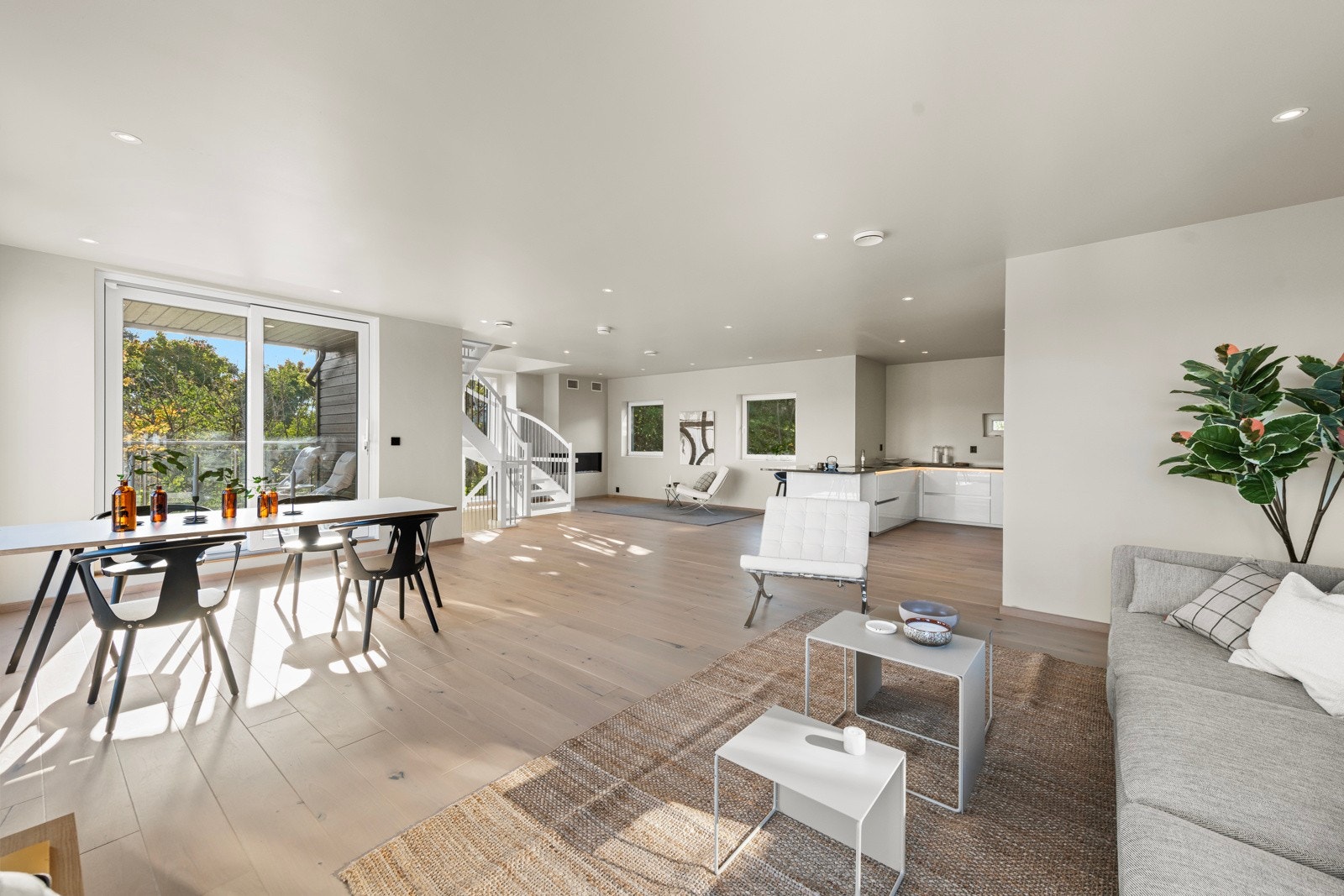 75 kvm stue og kjøkken med god plass til flere soner. Gasspeis for varme og hygge. Gjestetoalett. Galleribilde