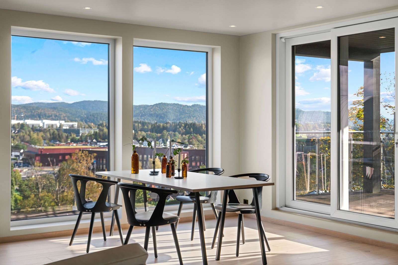 De store vindusflatene slipepr inn både utsikt og masse lys Galleribilde