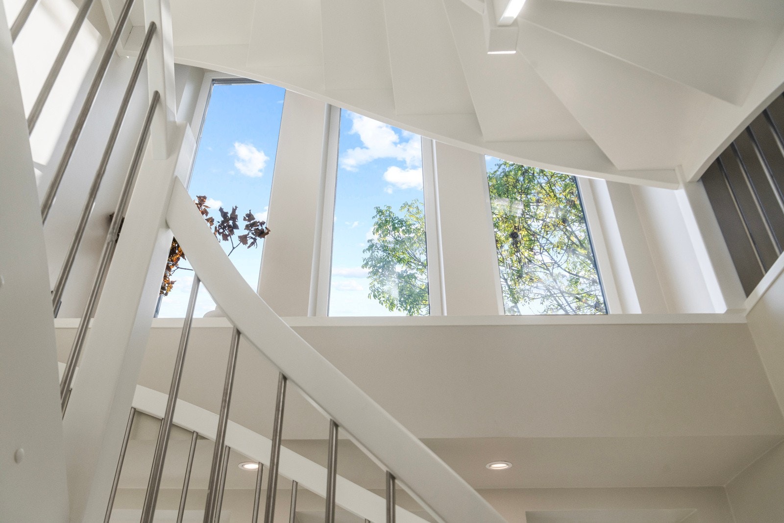 Flott trapperom med store vindusflater Galleribilde