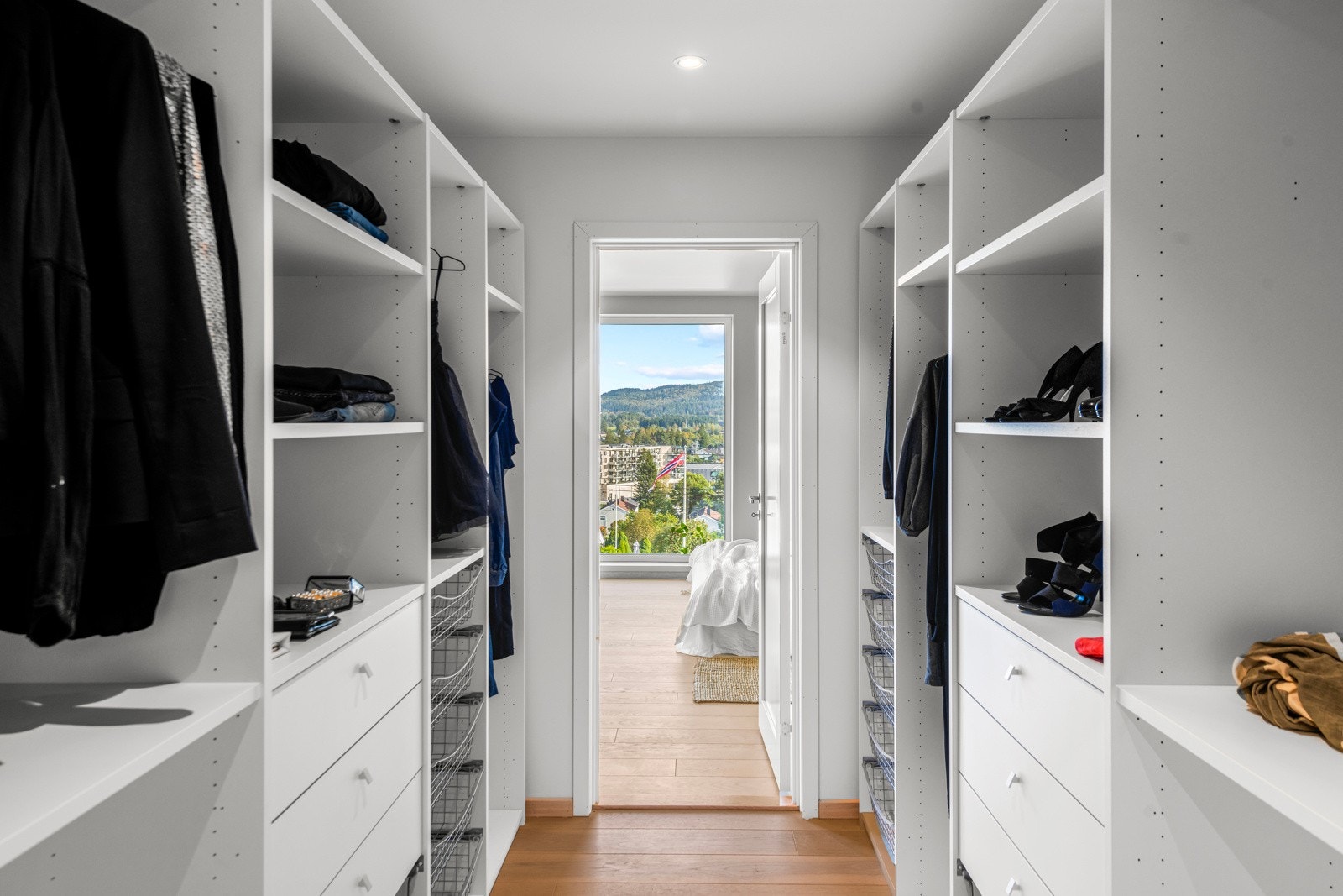 Foreldreavdelingen har tilknyttet komplett walk-in closet Galleribilde