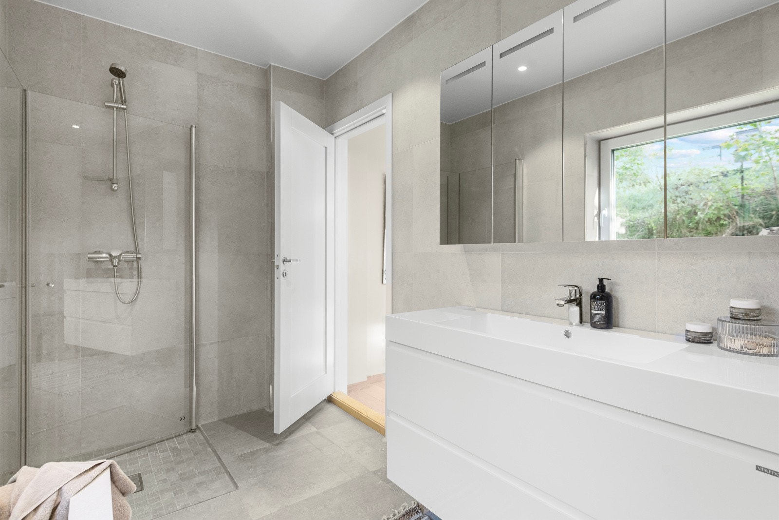 Baderom II i etasjen med dusjhjørne, innredning, wc og sjakt ned til vaskerommet Galleribilde