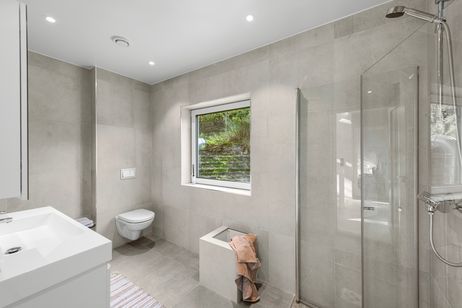 Baderom II i etasjen med dusjhjørne, innredning, wc og sjakt ned til vaskerommet Galleribilde