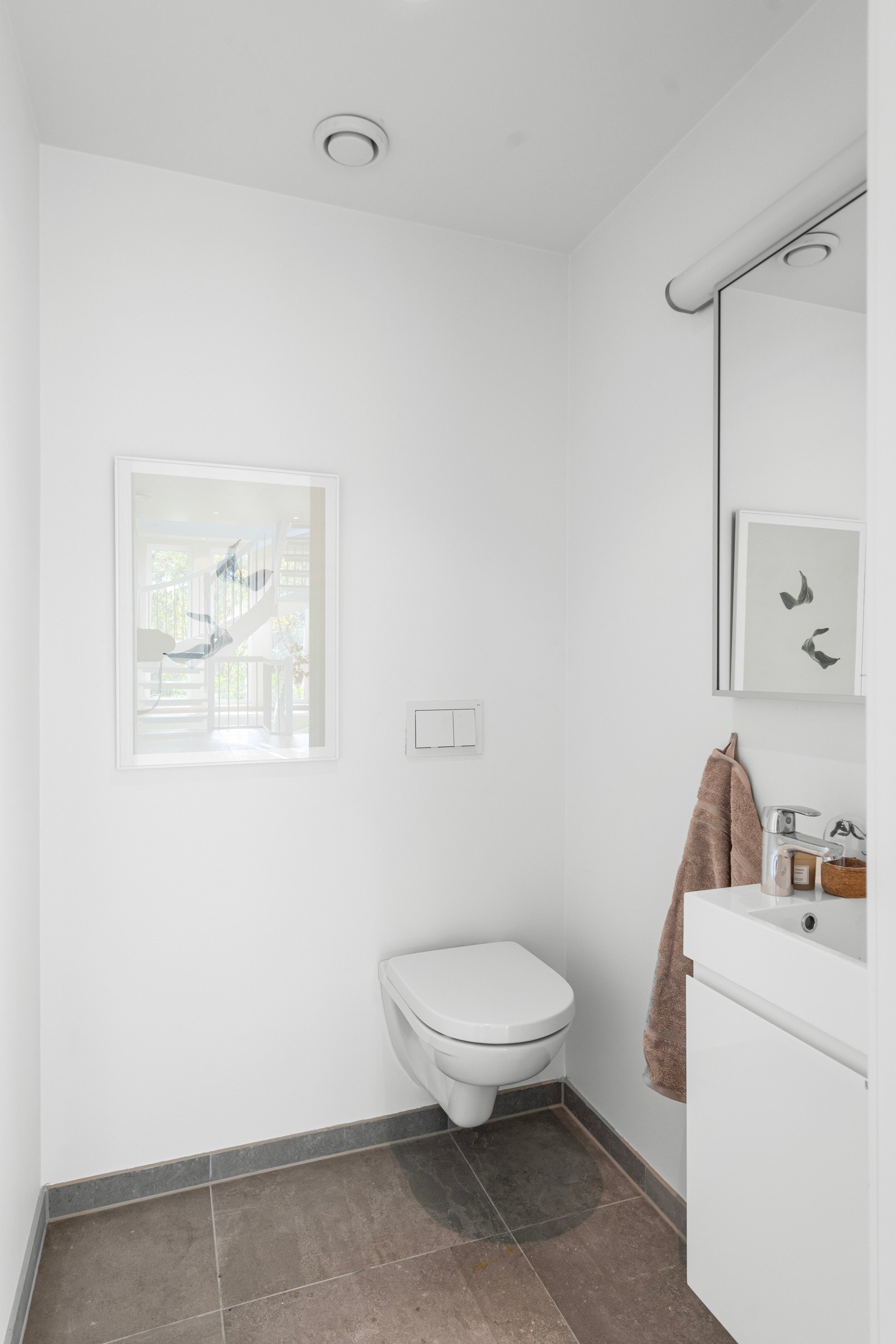 Gjestetoalett i hovedetasjen Galleribilde