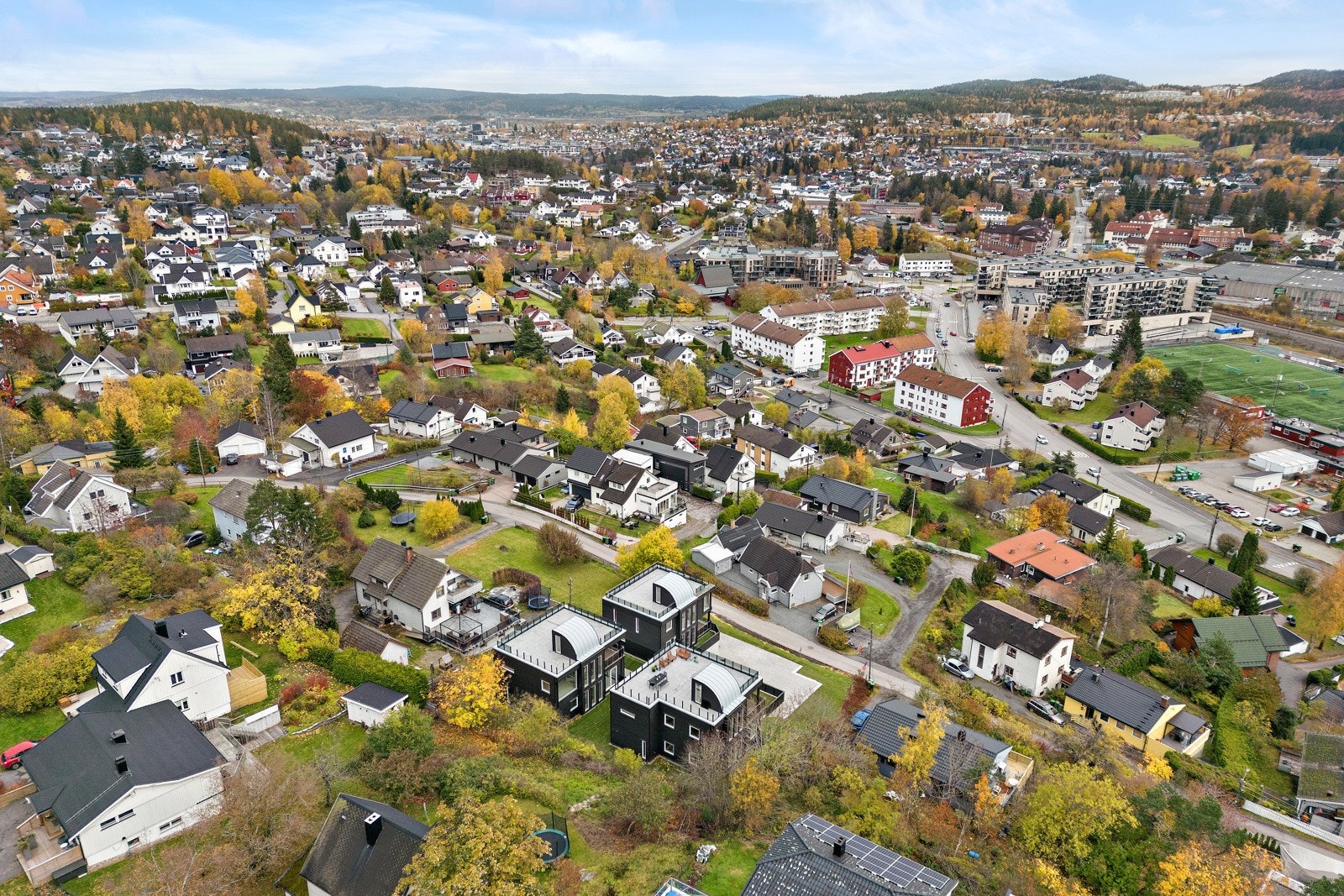 Bo høyt og fritt med kun 5 min gangavstand til skole/barnehage, tog og nærsenter Galleribilde