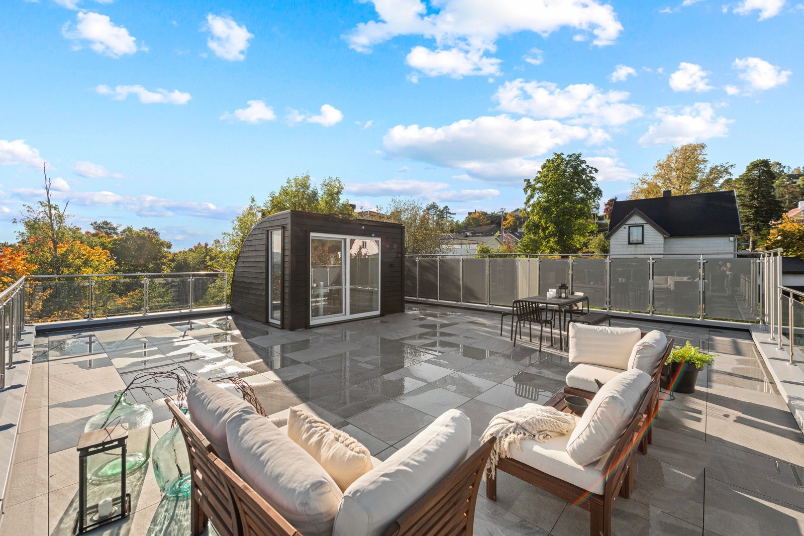 Rekkverk i glass og stål som ikke sperrer for utsikten, god plass til utemøblement og glimrende solforhold Galleribilde