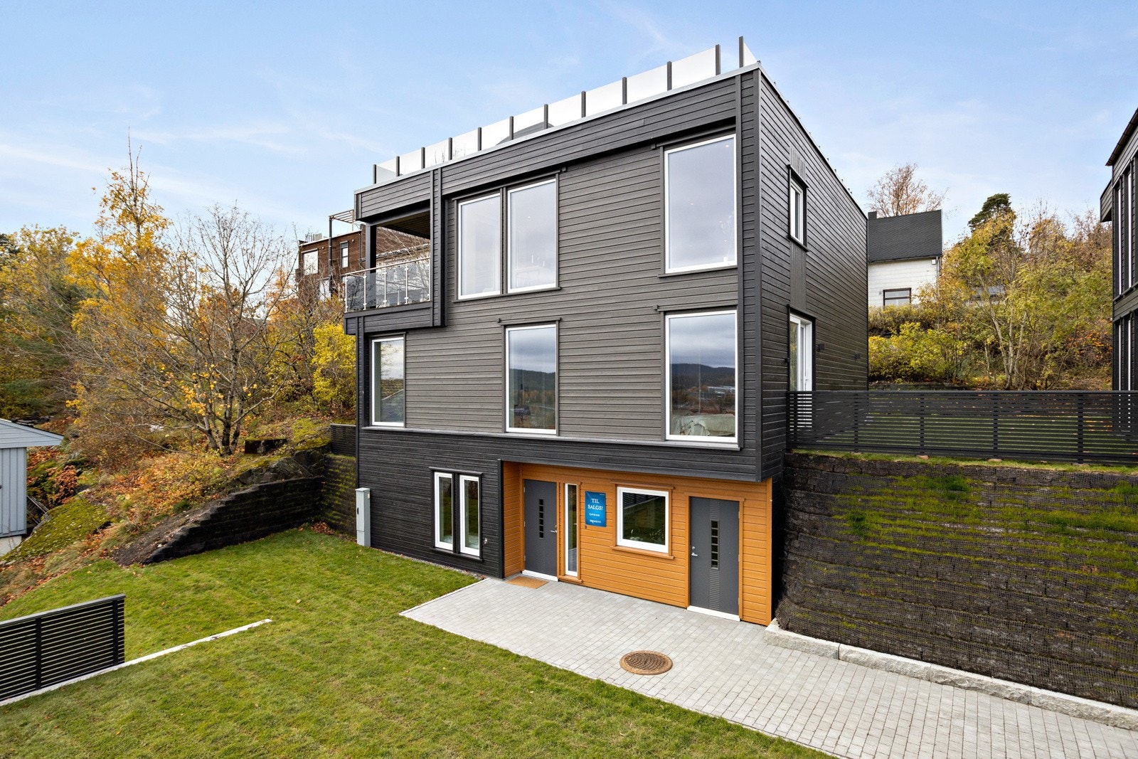 Framveien 8B er på 249 kvm fordelt på 3 plan. Praktikantdel. 2 garasjeplasser i fellesgarasje Galleribilde