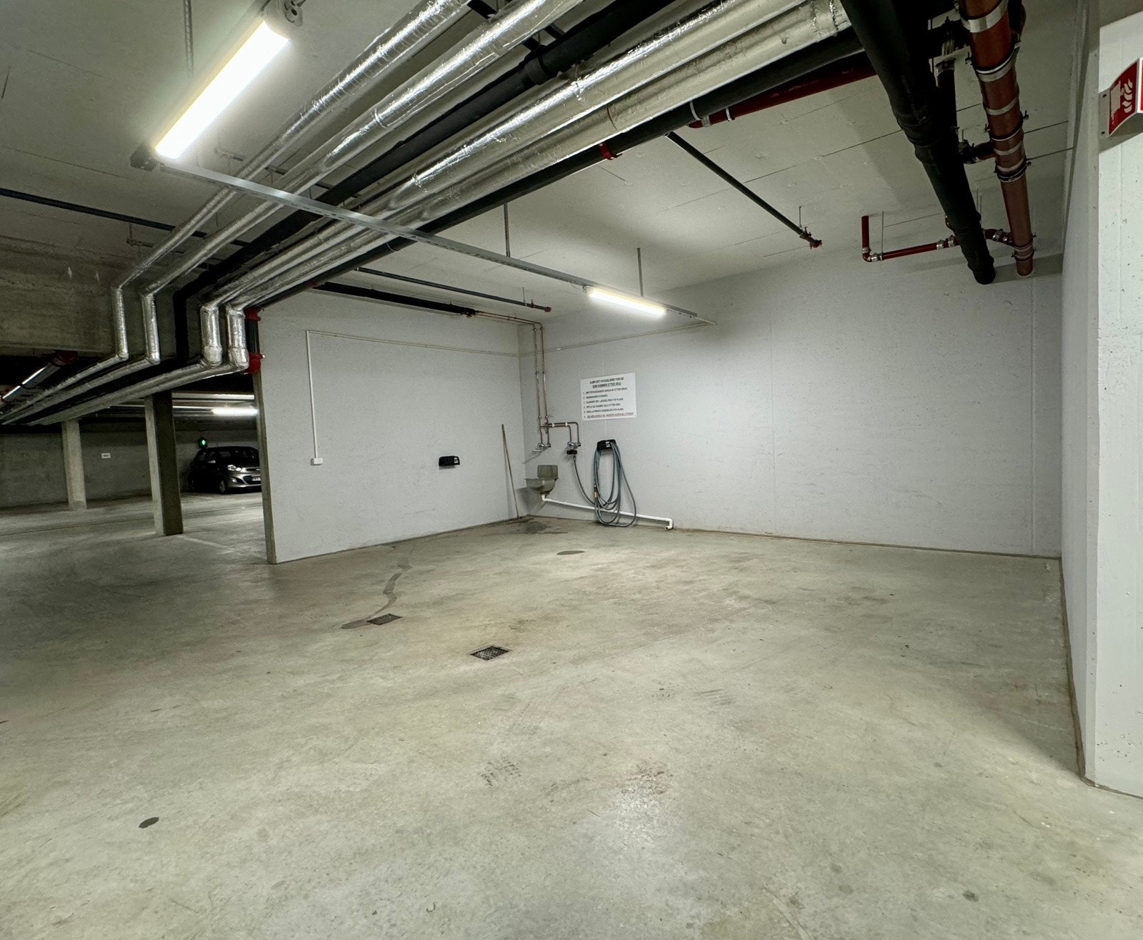 Felles vaskeplass for bil eller sykkel i parkeringskjeller Galleribilde