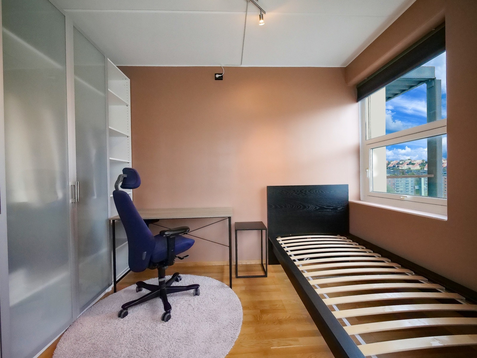 Garderobeskap + bokhyller. Seng (90cm) er valgfritt. Stol og pult er tatt ut. Galleribilde