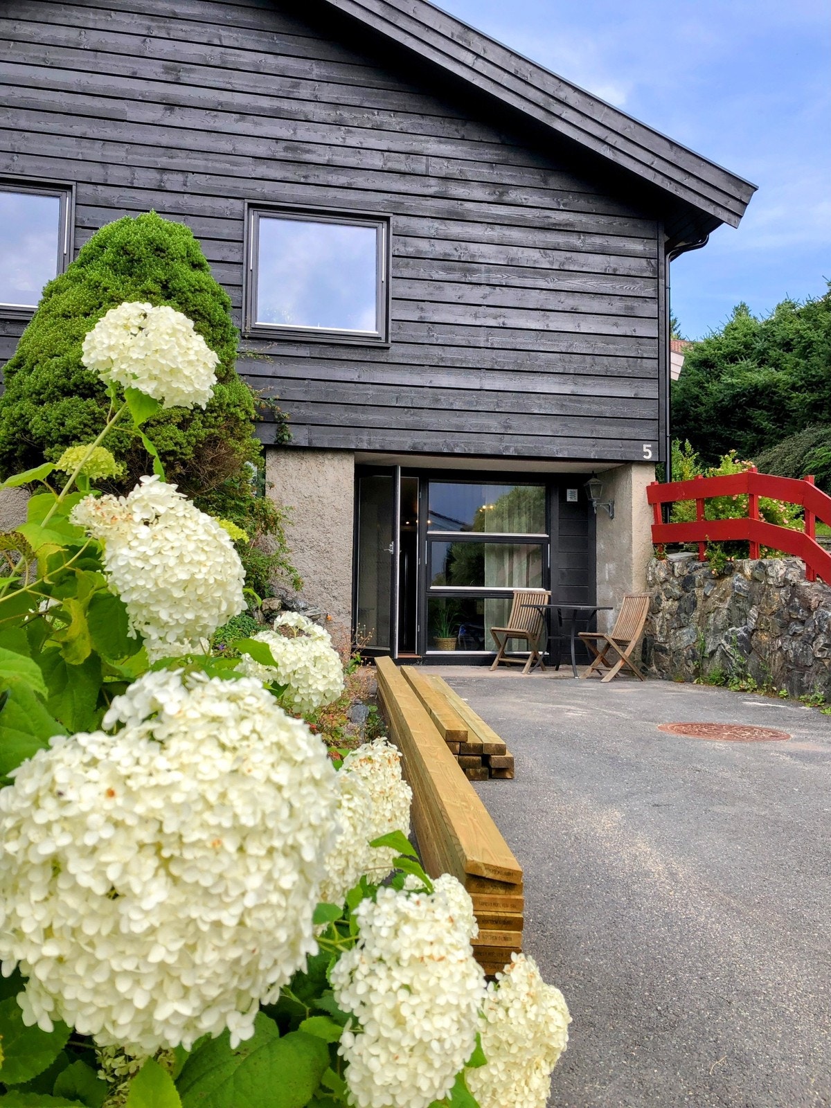 Augustblomstring (før platting/uteplass ble bygget) Galleribilde