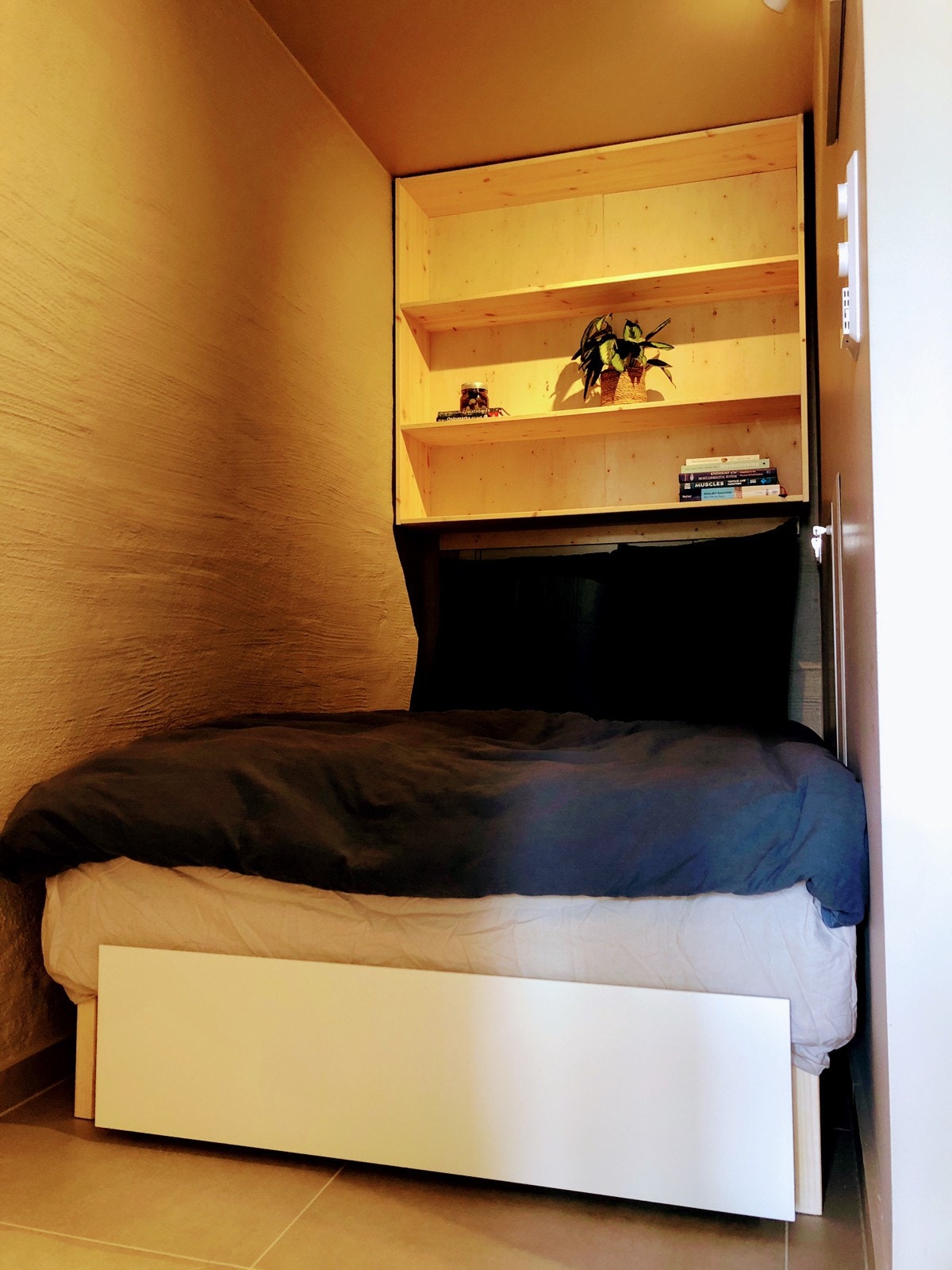 Sovealkove med 120cm rammemadrass (puter/dyne medfølger ikke). Skuff for lagring under seng. Galleribilde