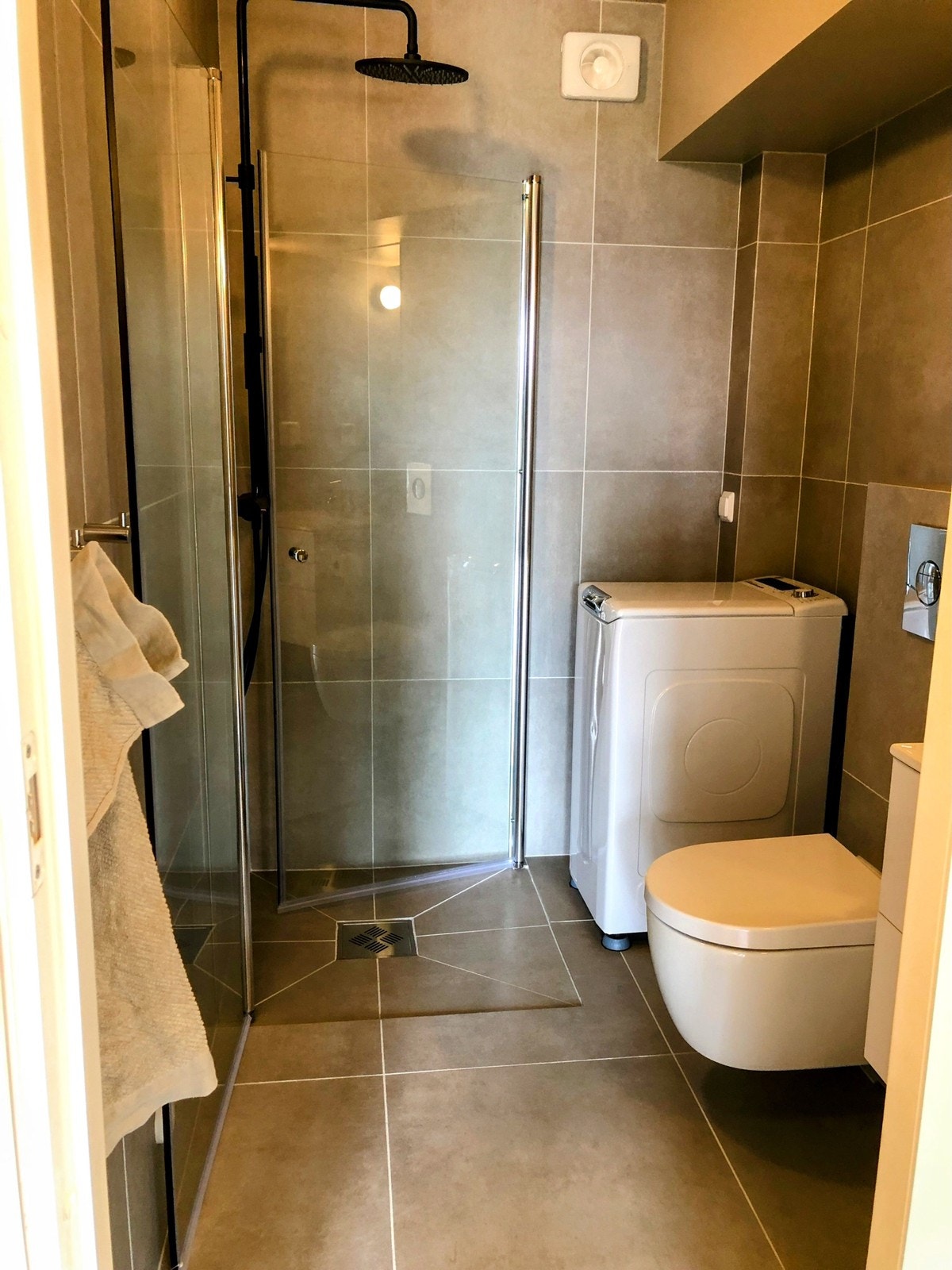 Bad med vaskemaskin Galleribilde