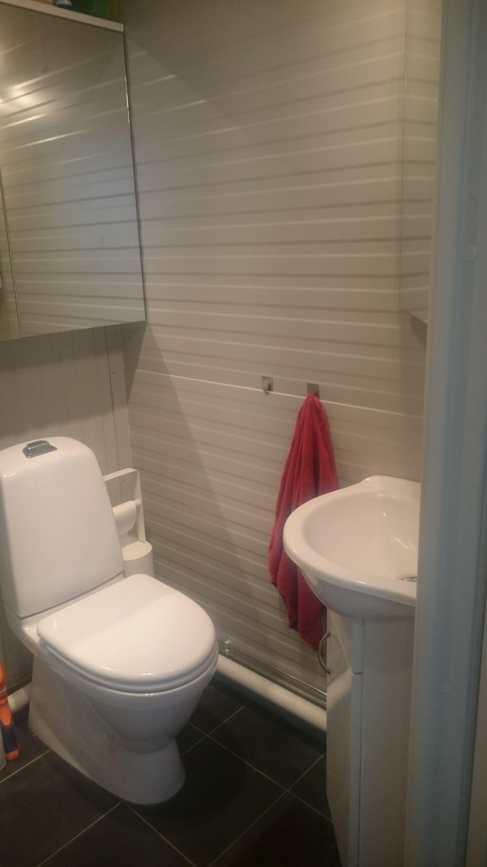 Bad med håndvask og toalett Galleribilde