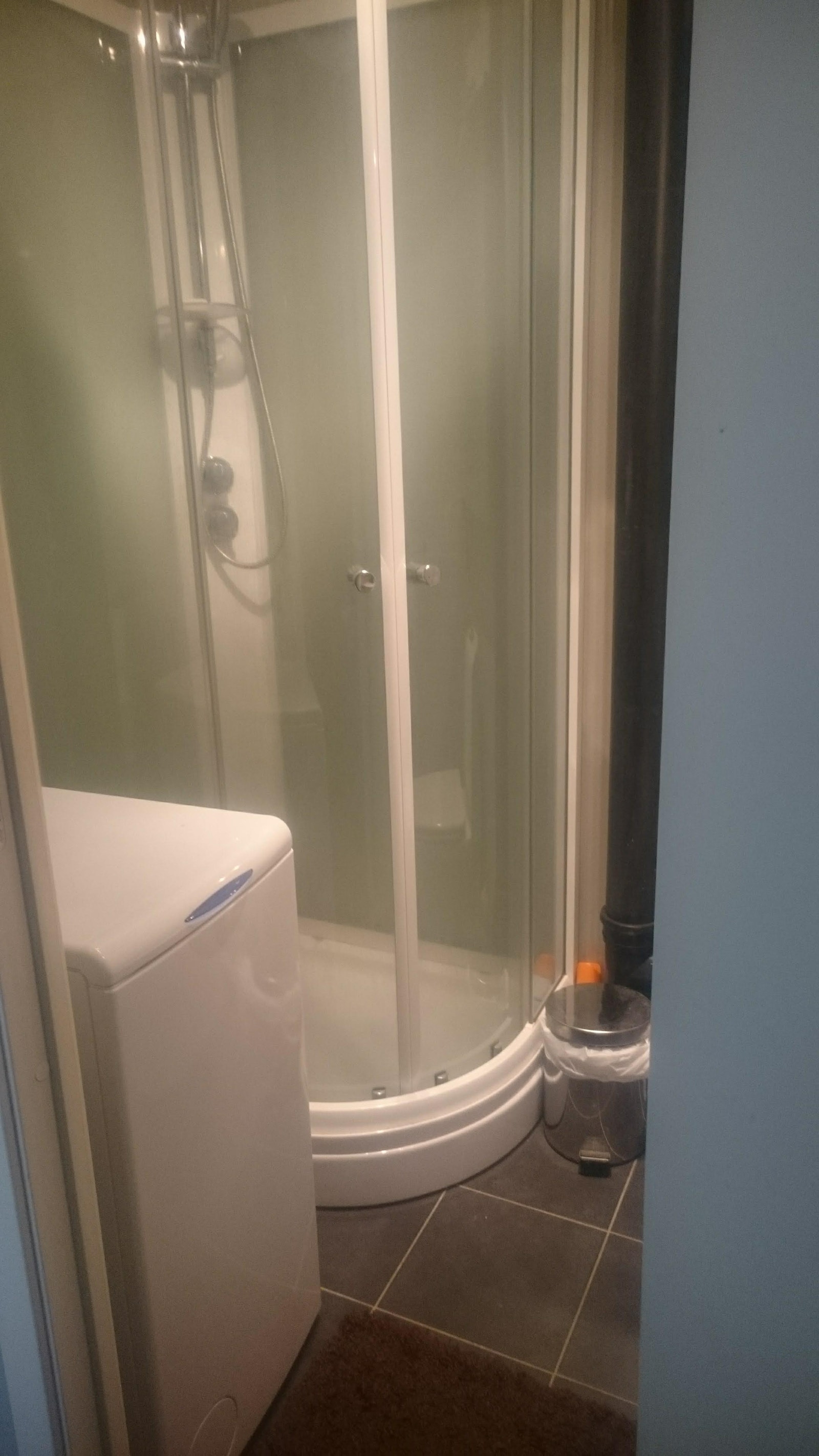 Bad med dusjkabinett og vaskemaskin Galleribilde