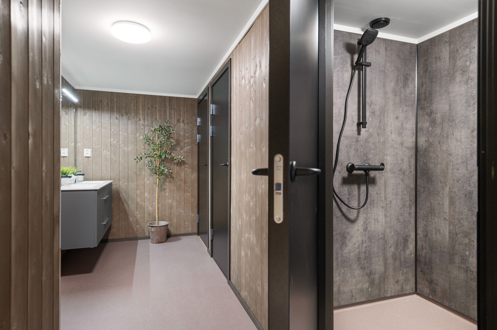 Bad kjeller. Dusjrom. Galleribilde